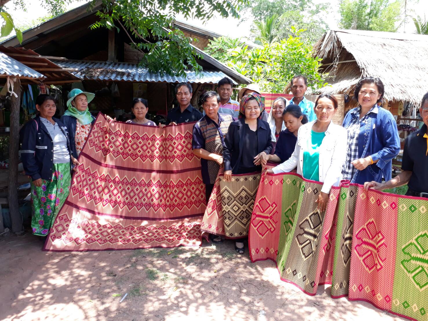 5 พฤษภาคม 2560 นายบุญโฮม งามเลิศ หัวหน้า กลุ่มงานสารสนเทศการพัฒนาชุมชน พร้อมคณะฯ ออกติดตามประเมินผล โครงการมหาสารคามน้อมนำปรัชญาเศรษฐกิจพอเพียง  บ้านดงยาง หมู่ 3 ตำบลนาข่า อำเภอวาปีปทุม จังหวัดมหาสารคาม