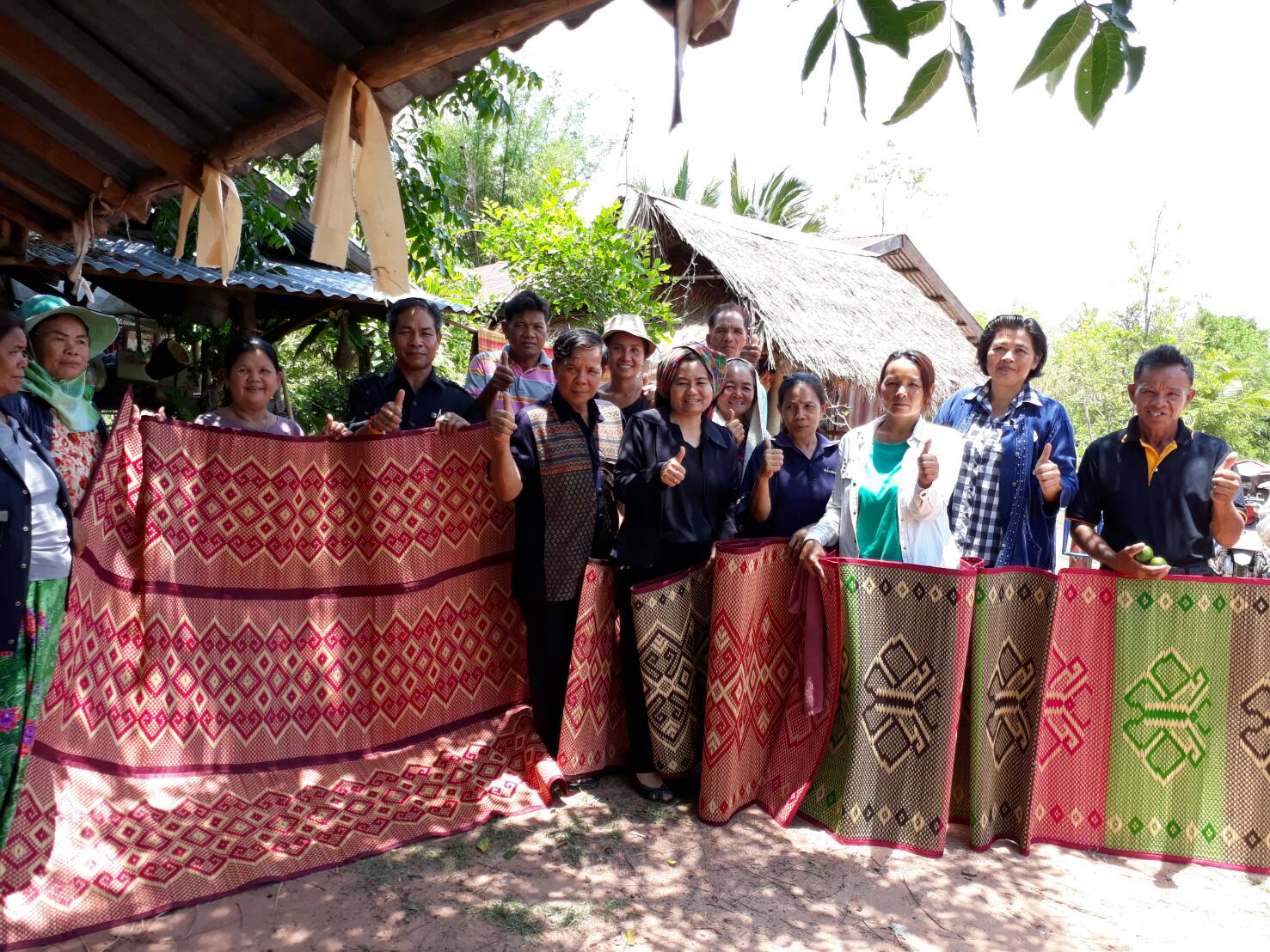 5 พฤษภาคม 2560 นายบุญโฮม งามเลิศ หัวหน้า กลุ่มงานสารสนเทศการพัฒนาชุมชน พร้อมคณะฯ ออกติดตามประเมินผล โครงการมหาสารคามน้อมนำปรัชญาเศรษฐกิจพอเพียง  บ้านดงยาง หมู่ 3 ตำบลนาข่า อำเภอวาปีปทุม จังหวัดมหาสารคาม