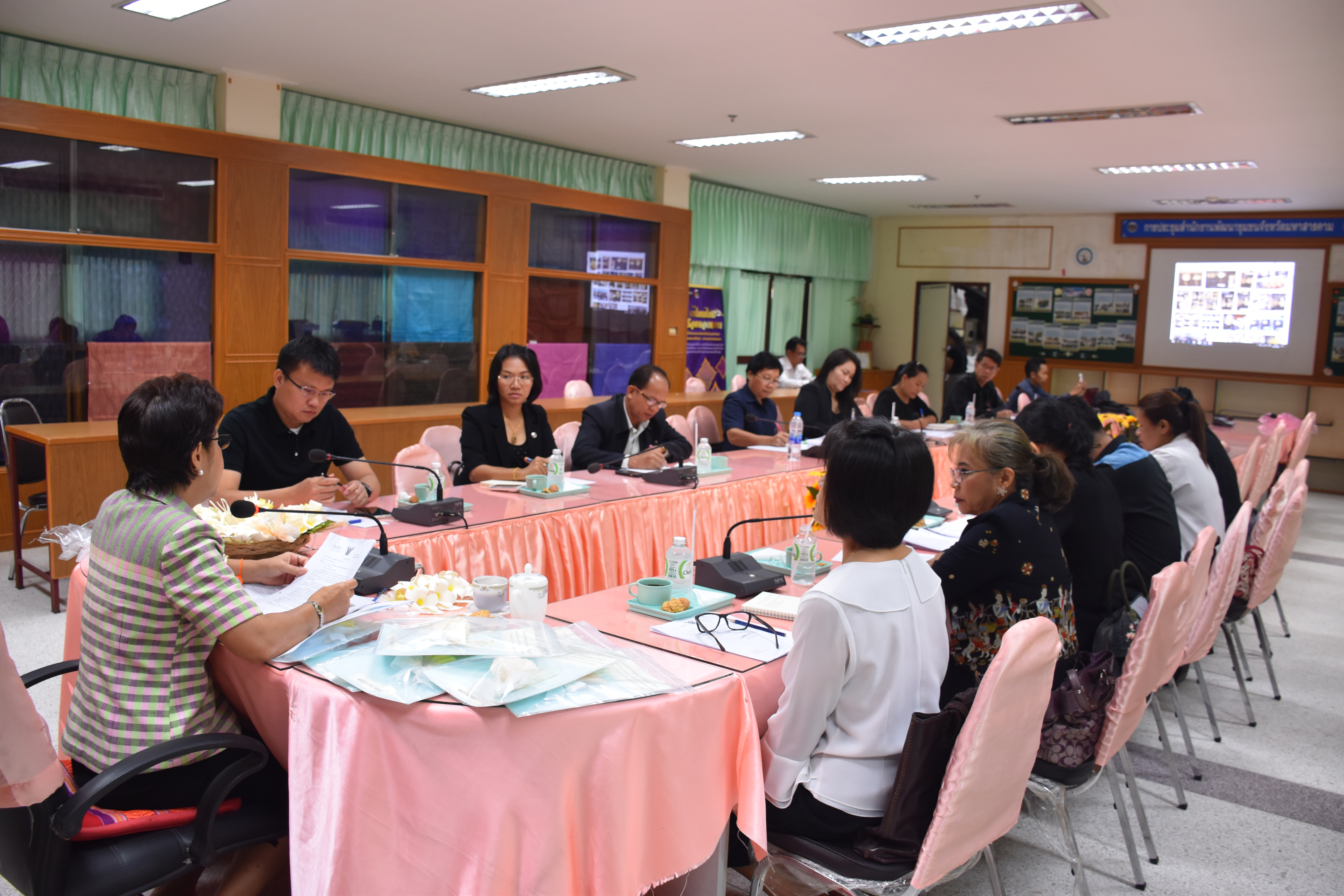 26 พฤษภาคม 2560  นางสาวศศิธร ปัญญาไว พัฒนาการจังหวัดมหาสารคาม  เป็นประธานในการประชุมเพื่อเตรียมความพร้อมเกี่ยวกับพิธีถวายดอกไม้จันทน์ของประชาชนในส่วนภูมิภาค