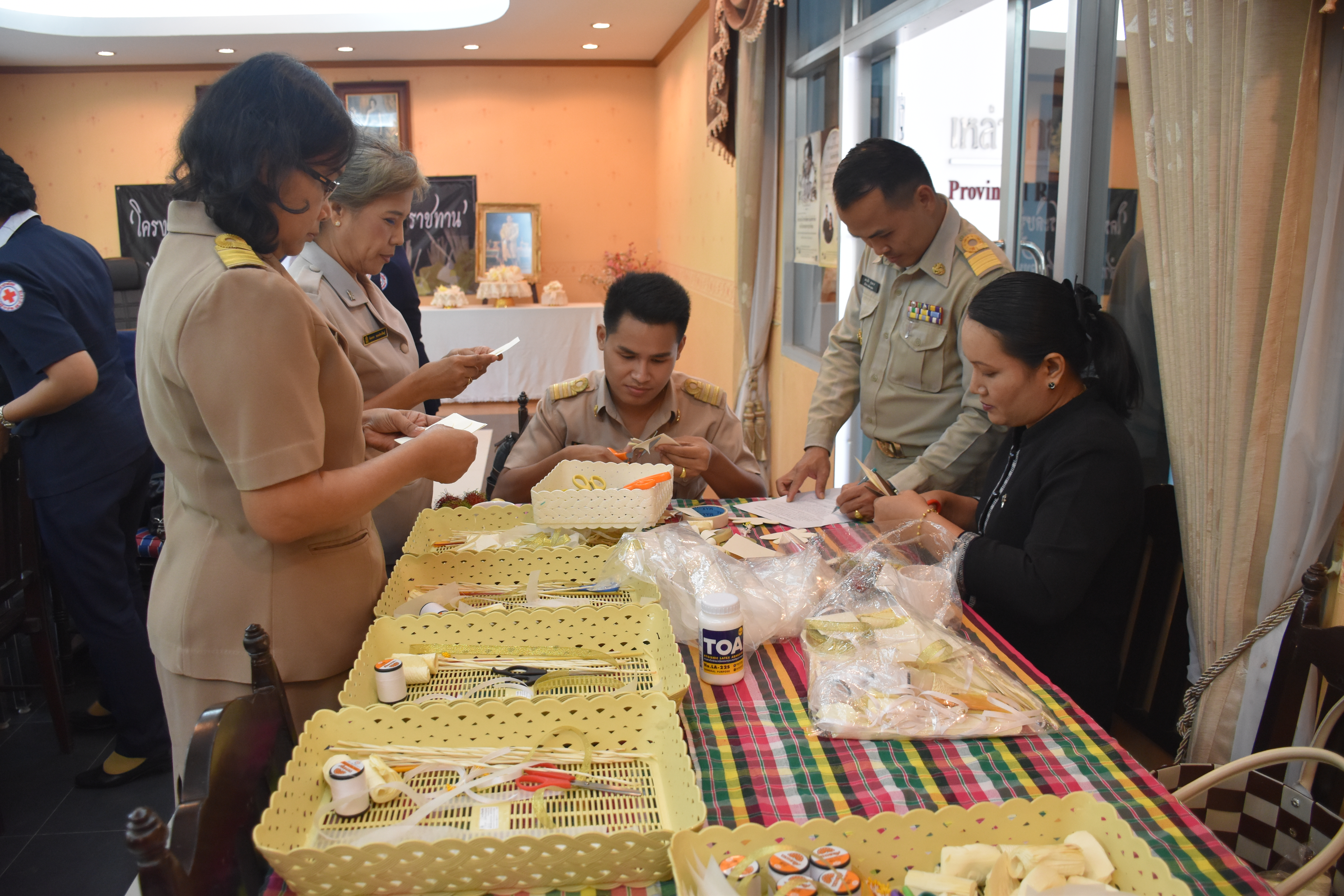 29 พฤษภาคม 2560 นางนิศากร นนทะโชติ นายกเหล่ากาชาดจังหวัดมหาสารคาม  พร้อมด้วยนางไพเราะ รอยตระกูล รองผู้ว่าราชการ จังหวัดมหาสารคาม และสมาชิกเหล่ากาชาดจังหวัดมหาสารคาม ร่วมประดิษฐ์ดอกไม้จันทน์ ในโครงการจิตอาสาประดิษฐ์ดอกไม้จันทน์พระราชทาน