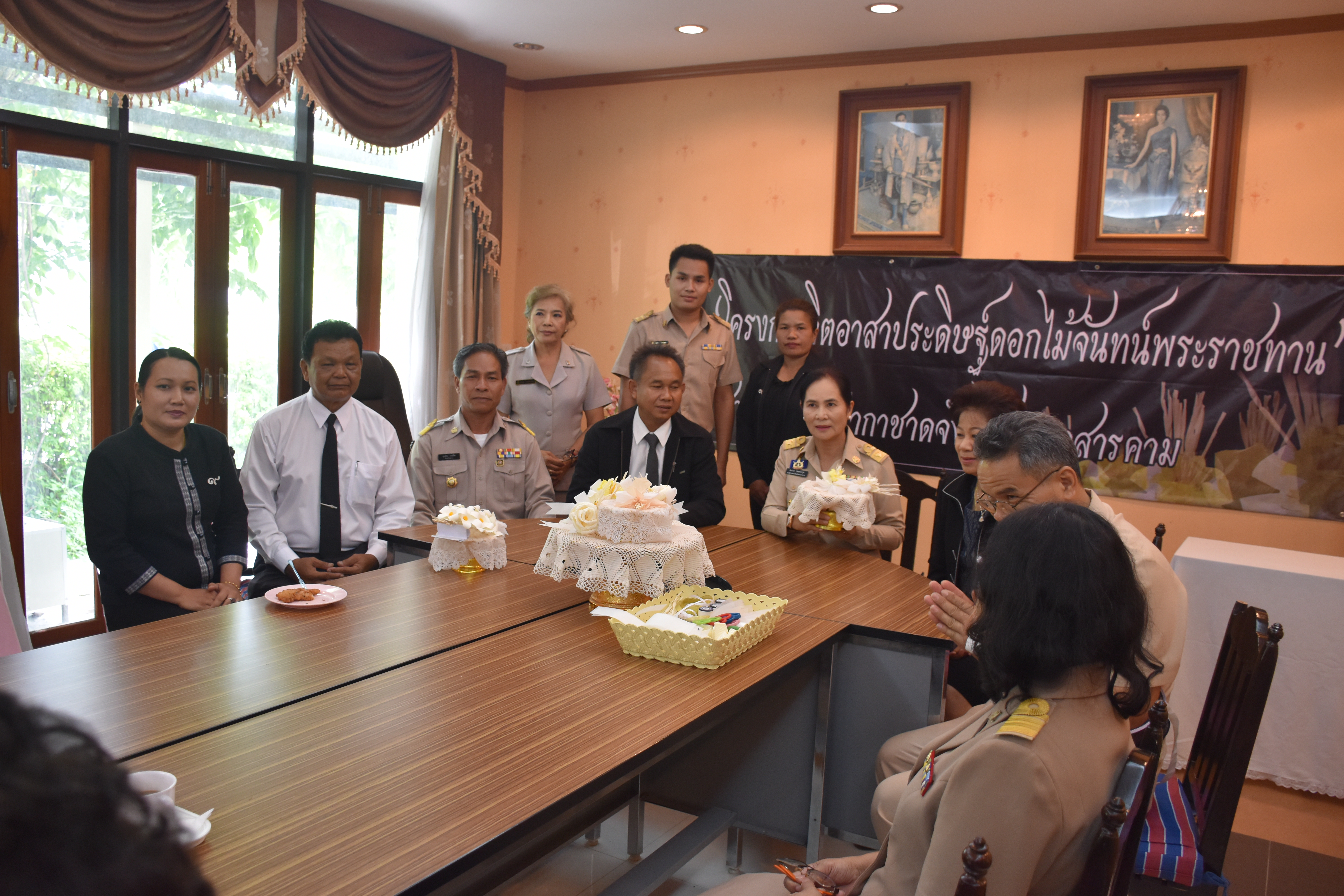 29 พฤษภาคม 2560 นางนิศากร นนทะโชติ นายกเหล่ากาชาดจังหวัดมหาสารคาม  พร้อมด้วยนางไพเราะ รอยตระกูล รองผู้ว่าราชการ จังหวัดมหาสารคาม และสมาชิกเหล่ากาชาดจังหวัดมหาสารคาม ร่วมประดิษฐ์ดอกไม้จันทน์ ในโครงการจิตอาสาประดิษฐ์ดอกไม้จันทน์พระราชทาน