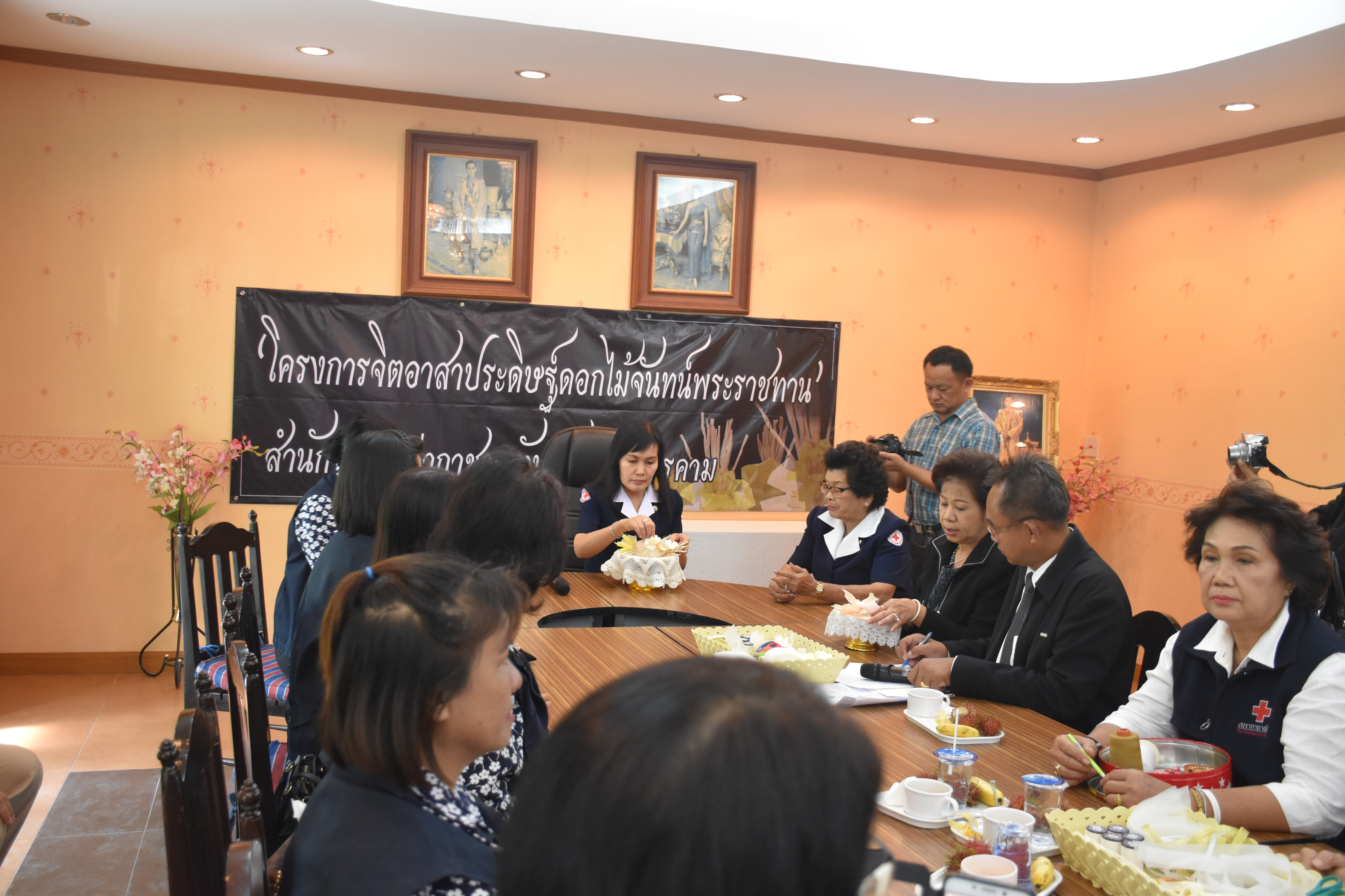 29 พฤษภาคม 2560 นางนิศากร นนทะโชติ นายกเหล่ากาชาดจังหวัดมหาสารคาม  พร้อมด้วยนางไพเราะ รอยตระกูล รองผู้ว่าราชการ จังหวัดมหาสารคาม และสมาชิกเหล่ากาชาดจังหวัดมหาสารคาม ร่วมประดิษฐ์ดอกไม้จันทน์ ในโครงการจิตอาสาประดิษฐ์ดอกไม้จันทน์พระราชทาน