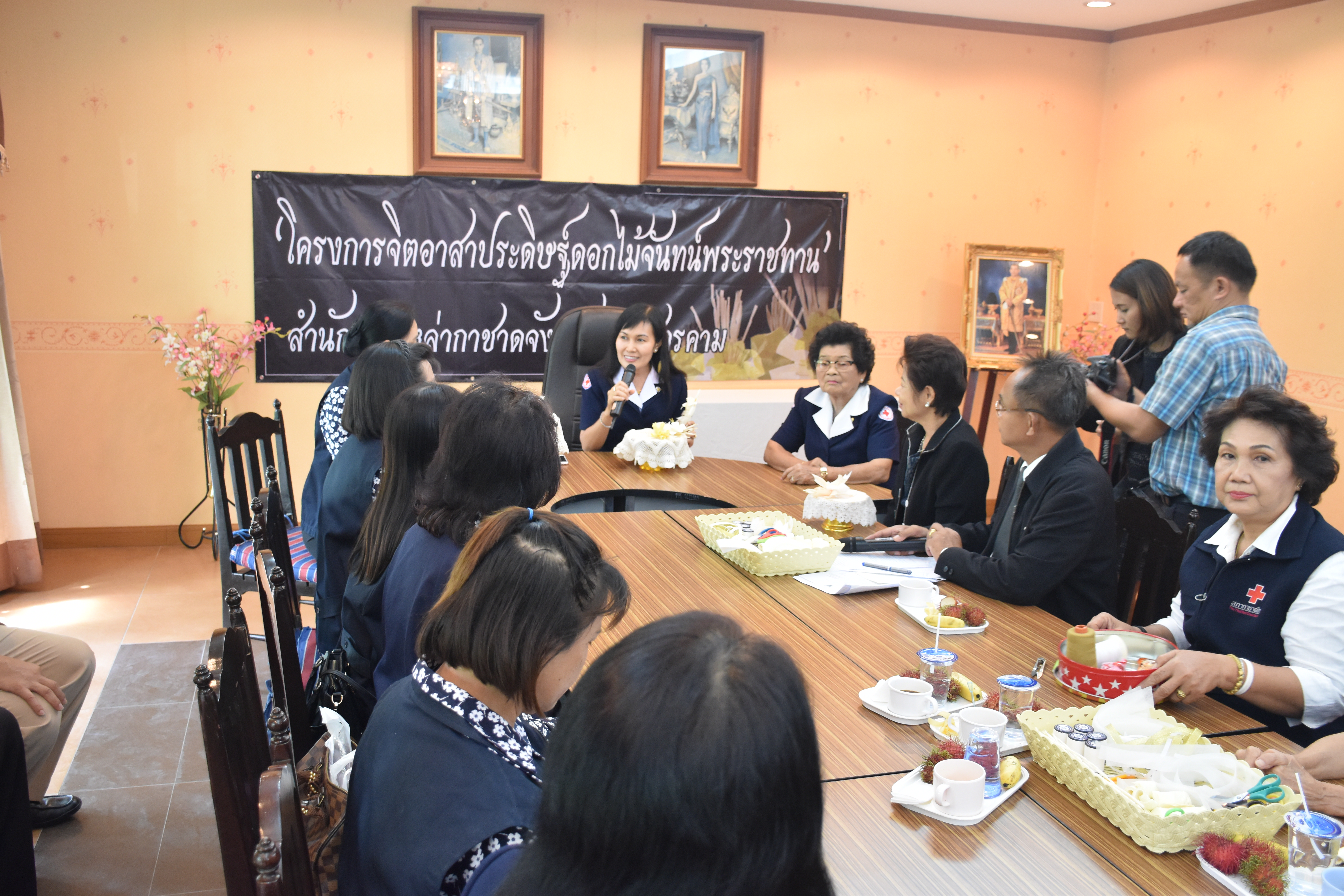 29 พฤษภาคม 2560 นางนิศากร นนทะโชติ นายกเหล่ากาชาดจังหวัดมหาสารคาม  พร้อมด้วยนางไพเราะ รอยตระกูล รองผู้ว่าราชการ จังหวัดมหาสารคาม และสมาชิกเหล่ากาชาดจังหวัดมหาสารคาม ร่วมประดิษฐ์ดอกไม้จันทน์ ในโครงการจิตอาสาประดิษฐ์ดอกไม้จันทน์พระราชทาน