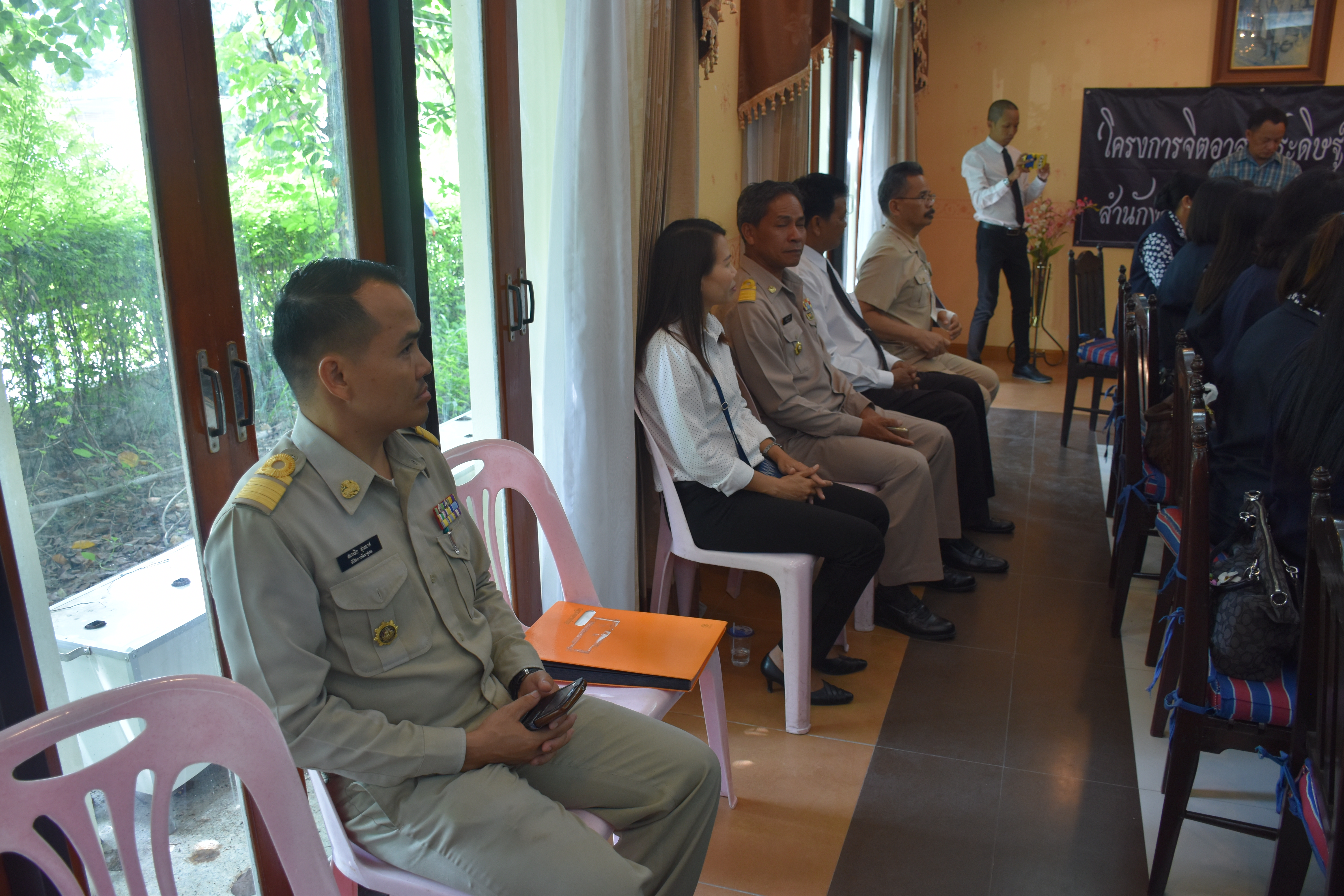 29 พฤษภาคม 2560 นางนิศากร นนทะโชติ นายกเหล่ากาชาดจังหวัดมหาสารคาม  พร้อมด้วยนางไพเราะ รอยตระกูล รองผู้ว่าราชการ จังหวัดมหาสารคาม และสมาชิกเหล่ากาชาดจังหวัดมหาสารคาม ร่วมประดิษฐ์ดอกไม้จันทน์ ในโครงการจิตอาสาประดิษฐ์ดอกไม้จันทน์พระราชทาน