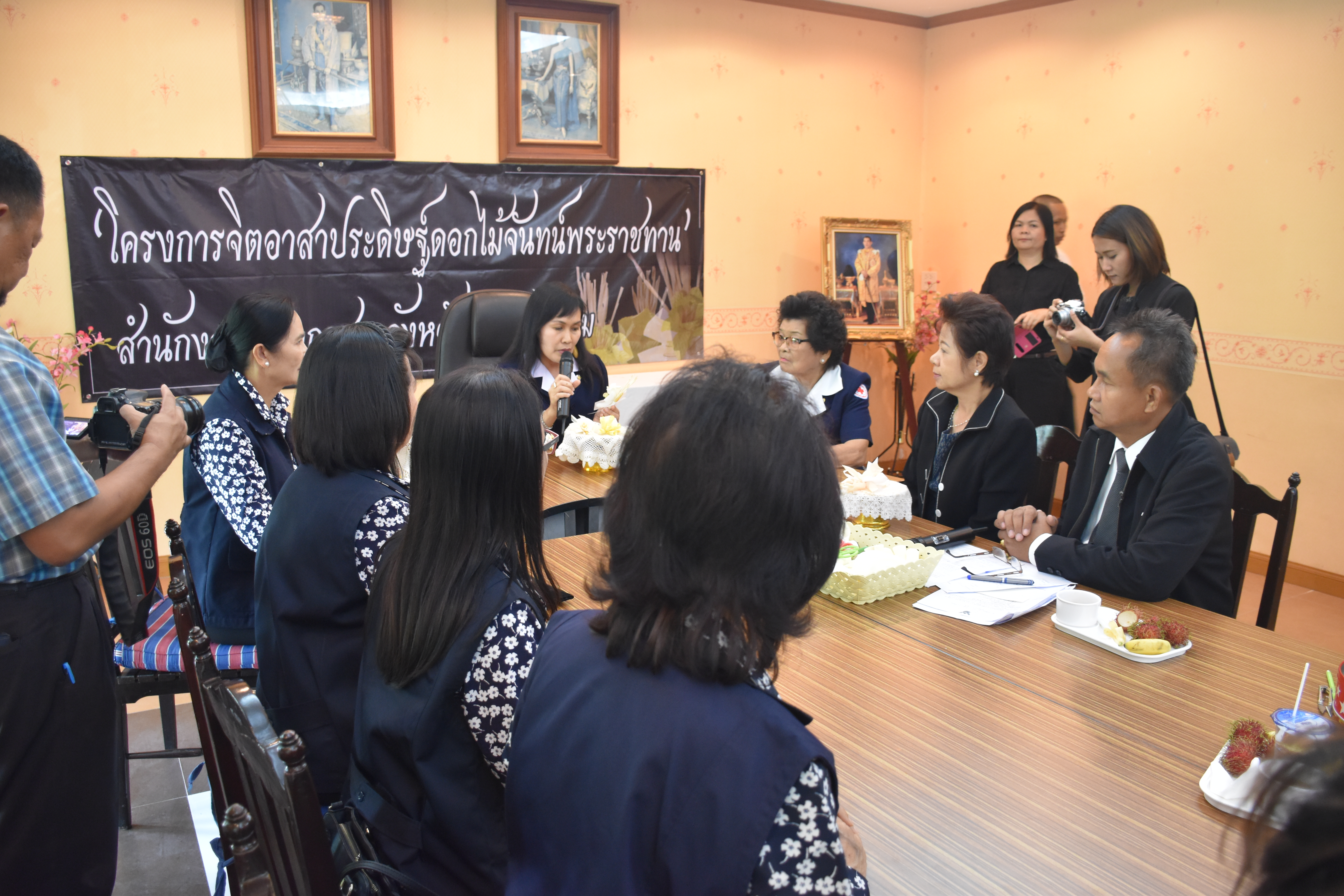 29 พฤษภาคม 2560 นางนิศากร นนทะโชติ นายกเหล่ากาชาดจังหวัดมหาสารคาม  พร้อมด้วยนางไพเราะ รอยตระกูล รองผู้ว่าราชการ จังหวัดมหาสารคาม และสมาชิกเหล่ากาชาดจังหวัดมหาสารคาม ร่วมประดิษฐ์ดอกไม้จันทน์ ในโครงการจิตอาสาประดิษฐ์ดอกไม้จันทน์พระราชทาน