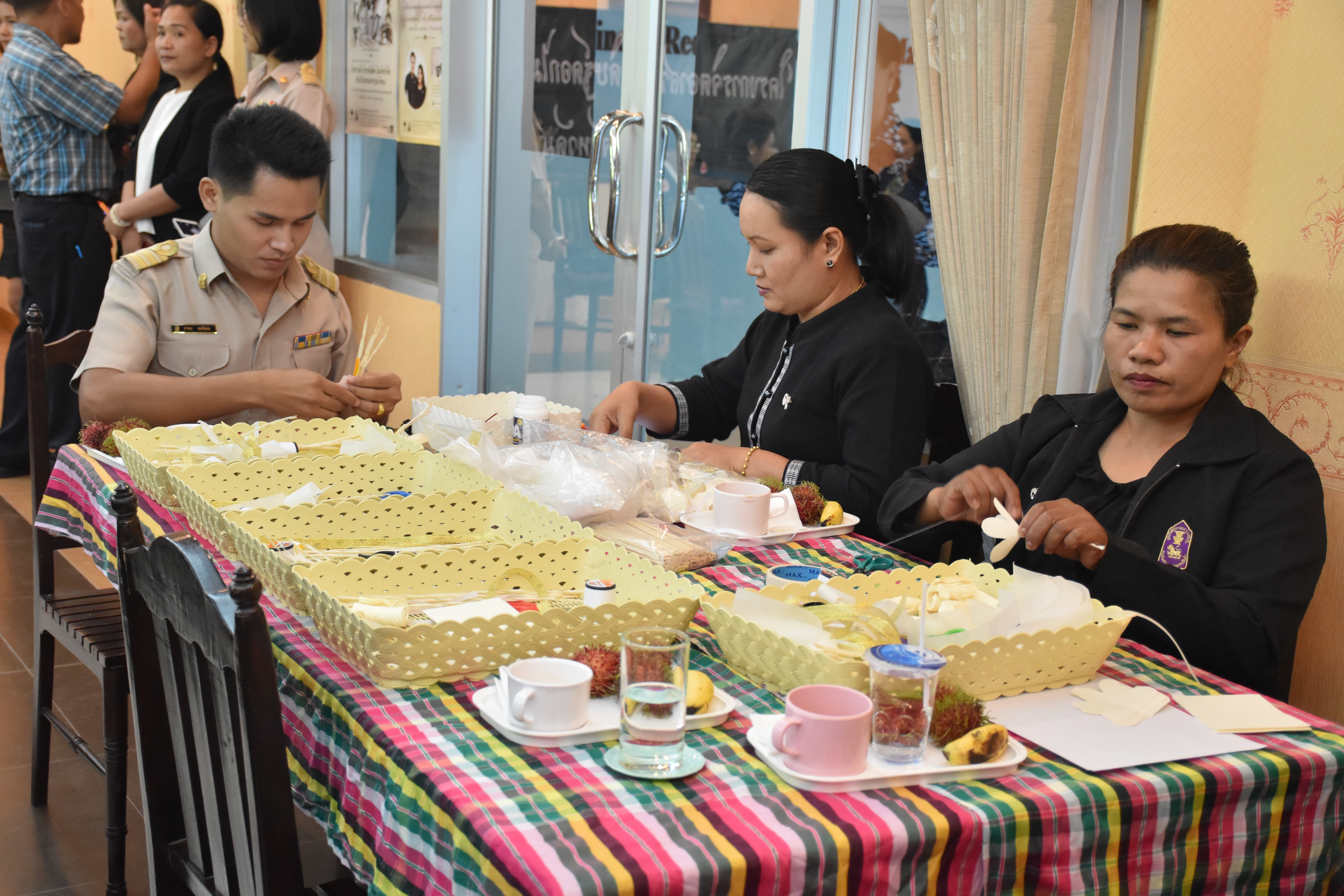 29 พฤษภาคม 2560 นางนิศากร นนทะโชติ นายกเหล่ากาชาดจังหวัดมหาสารคาม  พร้อมด้วยนางไพเราะ รอยตระกูล รองผู้ว่าราชการ จังหวัดมหาสารคาม และสมาชิกเหล่ากาชาดจังหวัดมหาสารคาม ร่วมประดิษฐ์ดอกไม้จันทน์ ในโครงการจิตอาสาประดิษฐ์ดอกไม้จันทน์พระราชทาน
