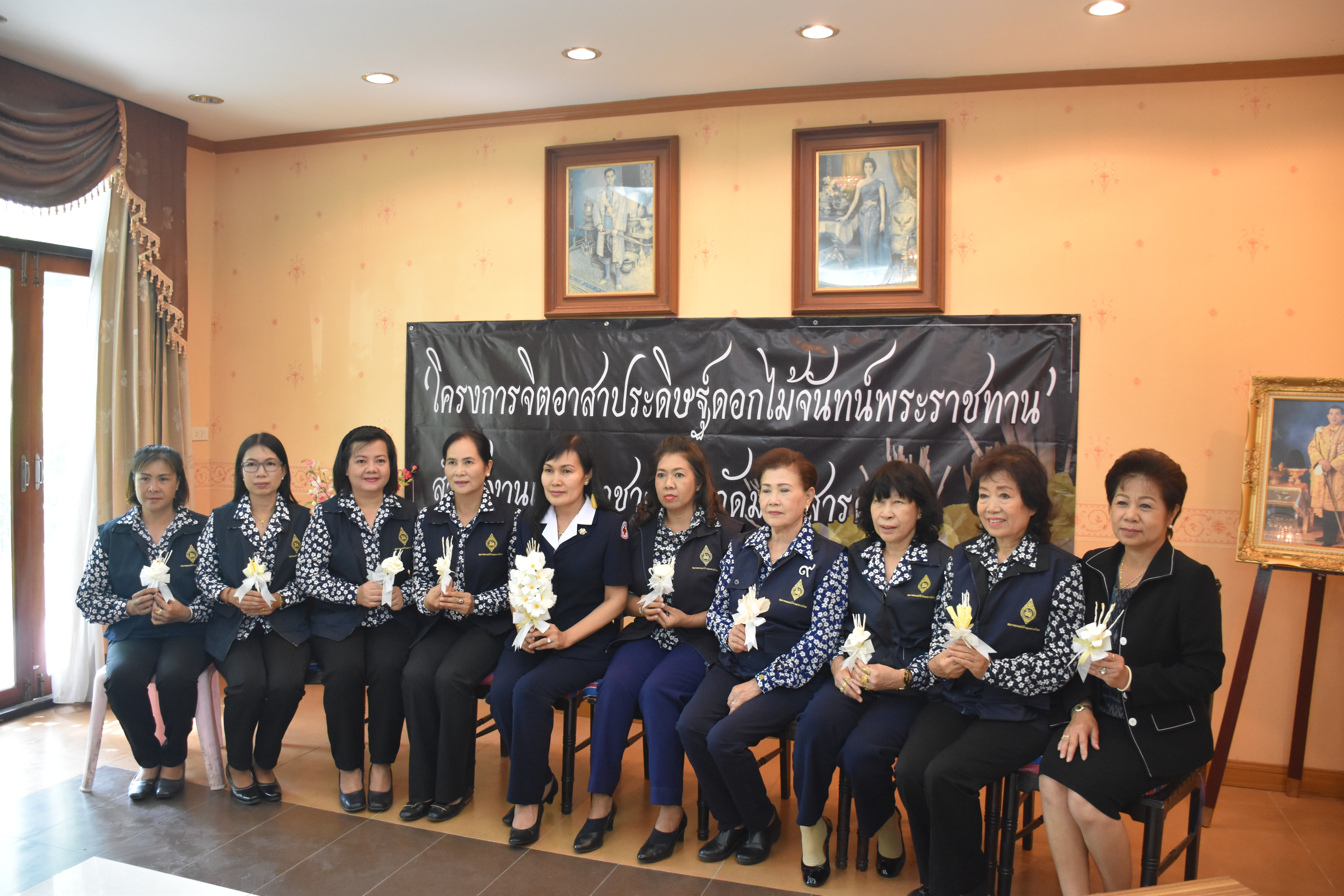 29 พฤษภาคม 2560 นางนิศากร นนทะโชติ นายกเหล่ากาชาดจังหวัดมหาสารคาม  พร้อมด้วยนางไพเราะ รอยตระกูล รองผู้ว่าราชการ จังหวัดมหาสารคาม และสมาชิกเหล่ากาชาดจังหวัดมหาสารคาม ร่วมประดิษฐ์ดอกไม้จันทน์ ในโครงการจิตอาสาประดิษฐ์ดอกไม้จันทน์พระราชทาน
