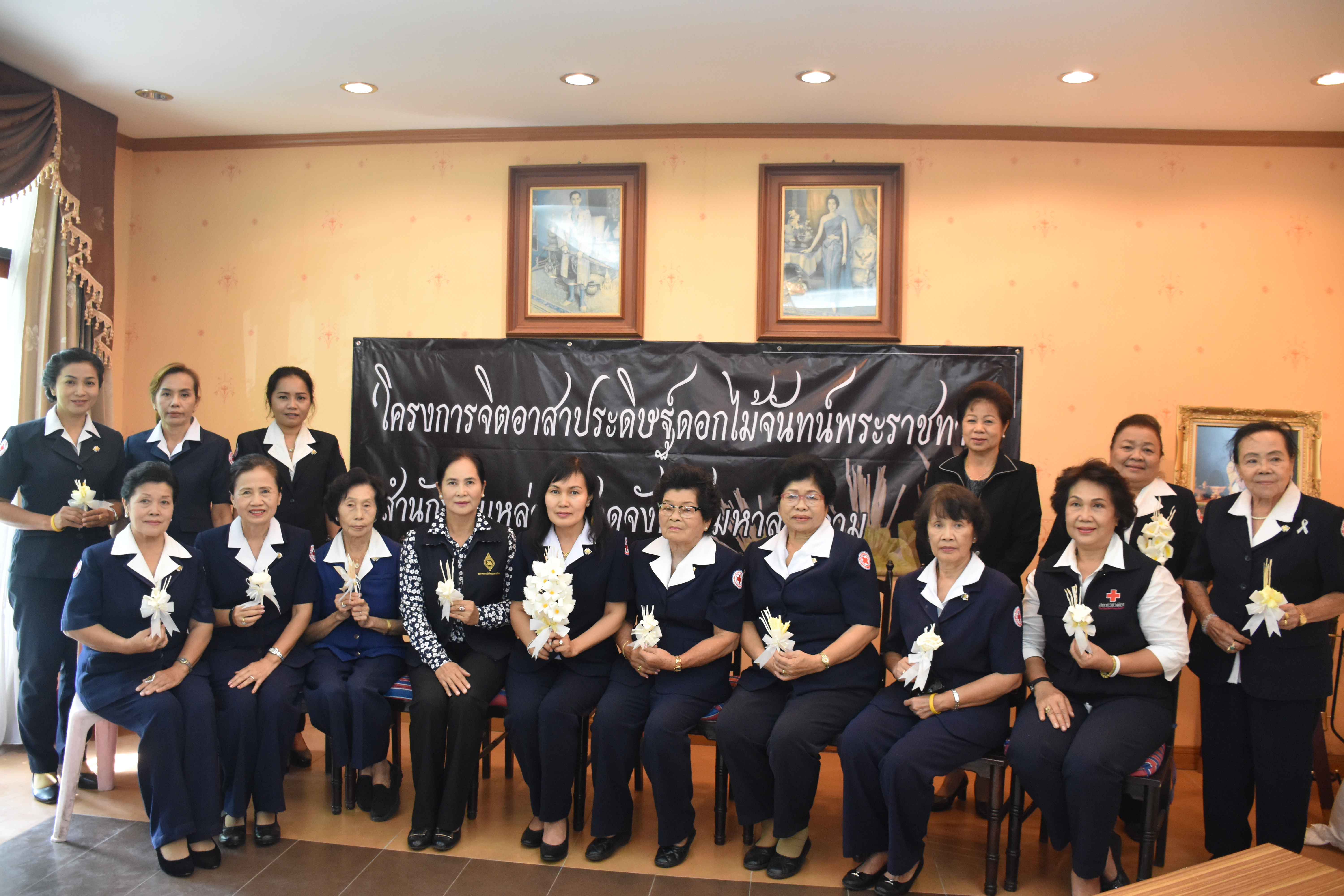 29 พฤษภาคม 2560 นางนิศากร นนทะโชติ นายกเหล่ากาชาดจังหวัดมหาสารคาม  พร้อมด้วยนางไพเราะ รอยตระกูล รองผู้ว่าราชการ จังหวัดมหาสารคาม และสมาชิกเหล่ากาชาดจังหวัดมหาสารคาม ร่วมประดิษฐ์ดอกไม้จันทน์ ในโครงการจิตอาสาประดิษฐ์ดอกไม้จันทน์พระราชทาน