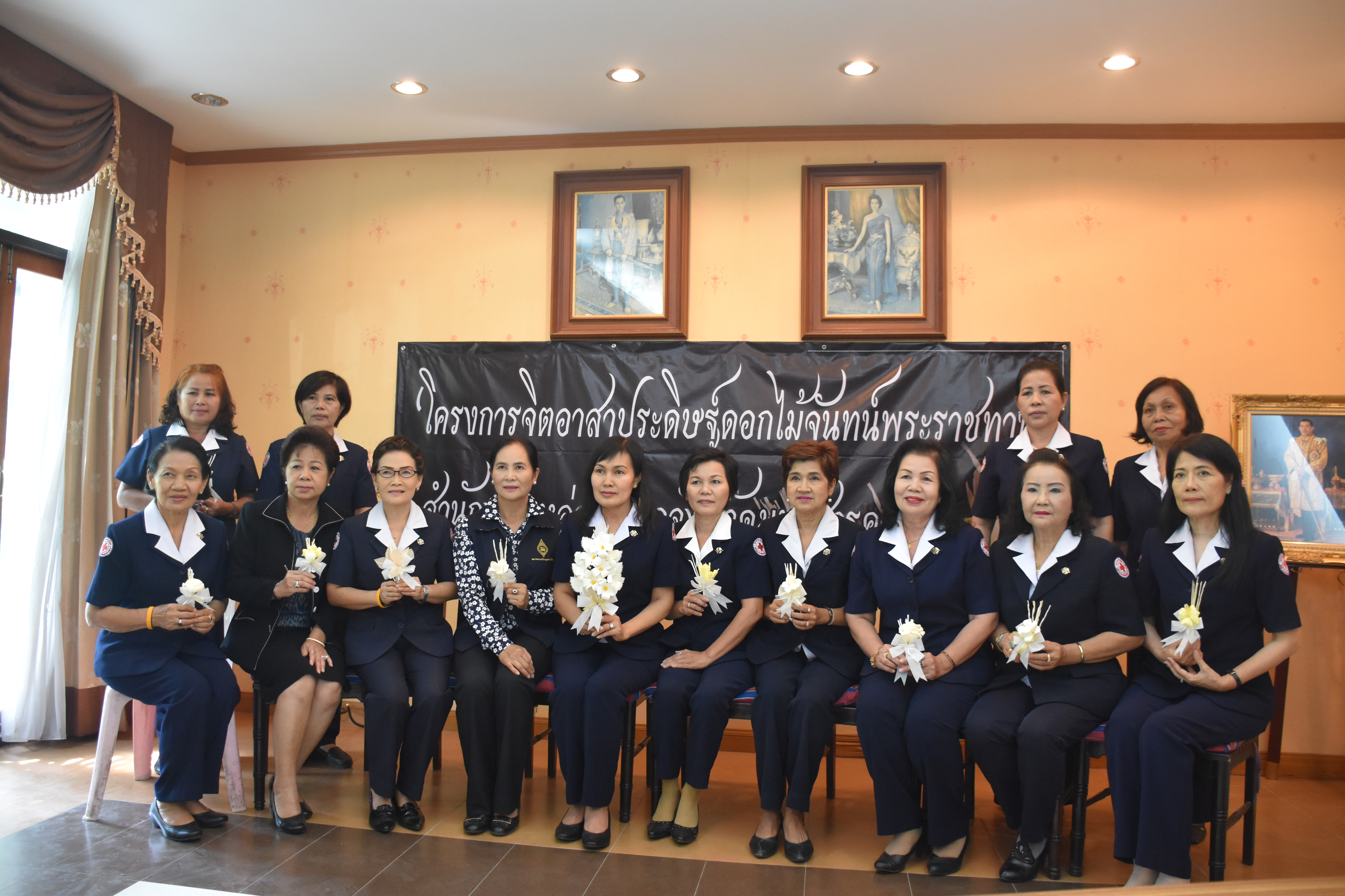 29 พฤษภาคม 2560 นางนิศากร นนทะโชติ นายกเหล่ากาชาดจังหวัดมหาสารคาม  พร้อมด้วยนางไพเราะ รอยตระกูล รองผู้ว่าราชการ จังหวัดมหาสารคาม และสมาชิกเหล่ากาชาดจังหวัดมหาสารคาม ร่วมประดิษฐ์ดอกไม้จันทน์ ในโครงการจิตอาสาประดิษฐ์ดอกไม้จันทน์พระราชทาน