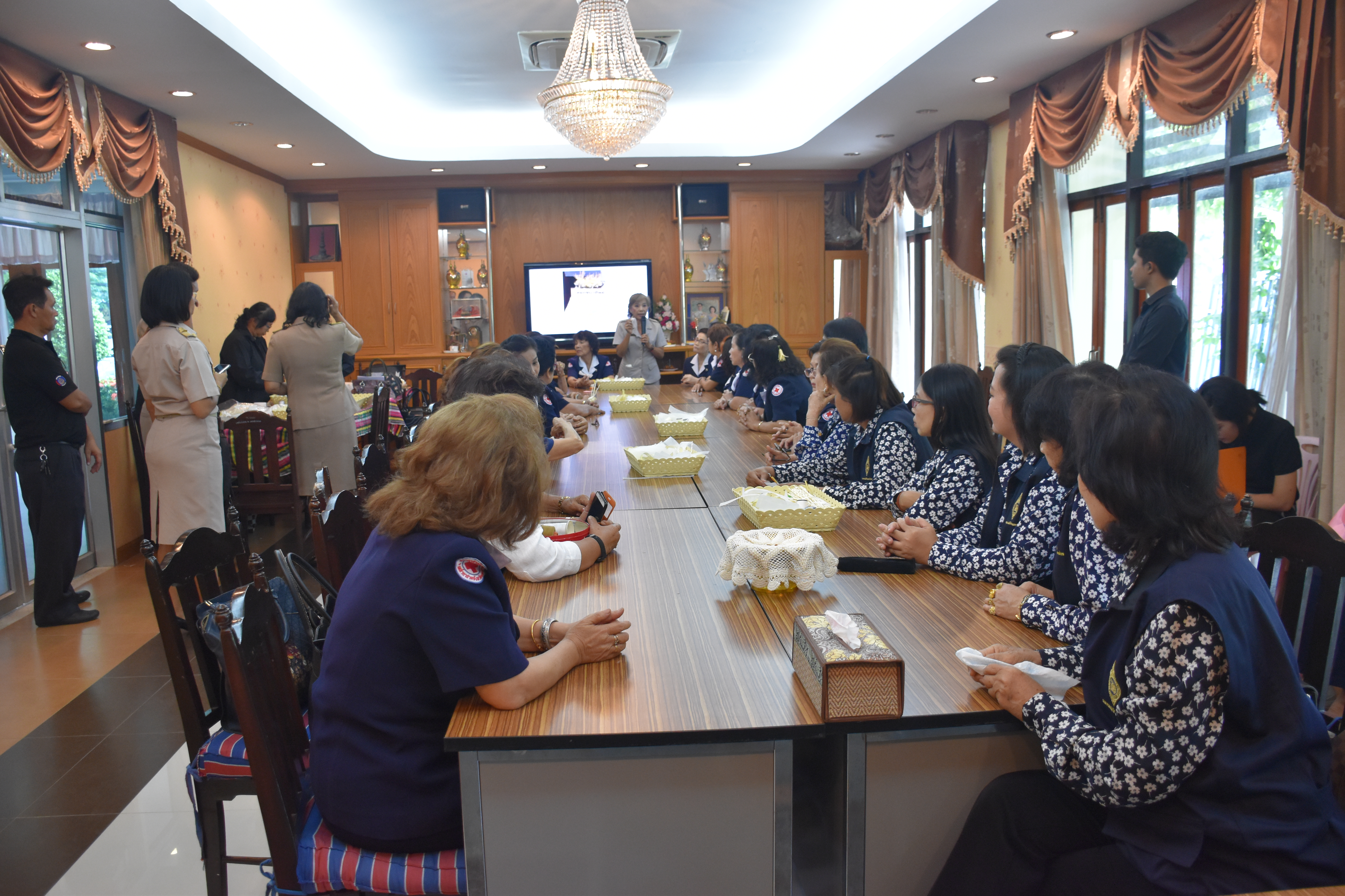 29 พฤษภาคม 2560 นางนิศากร นนทะโชติ นายกเหล่ากาชาดจังหวัดมหาสารคาม  พร้อมด้วยนางไพเราะ รอยตระกูล รองผู้ว่าราชการ จังหวัดมหาสารคาม และสมาชิกเหล่ากาชาดจังหวัดมหาสารคาม ร่วมประดิษฐ์ดอกไม้จันทน์ ในโครงการจิตอาสาประดิษฐ์ดอกไม้จันทน์พระราชทาน