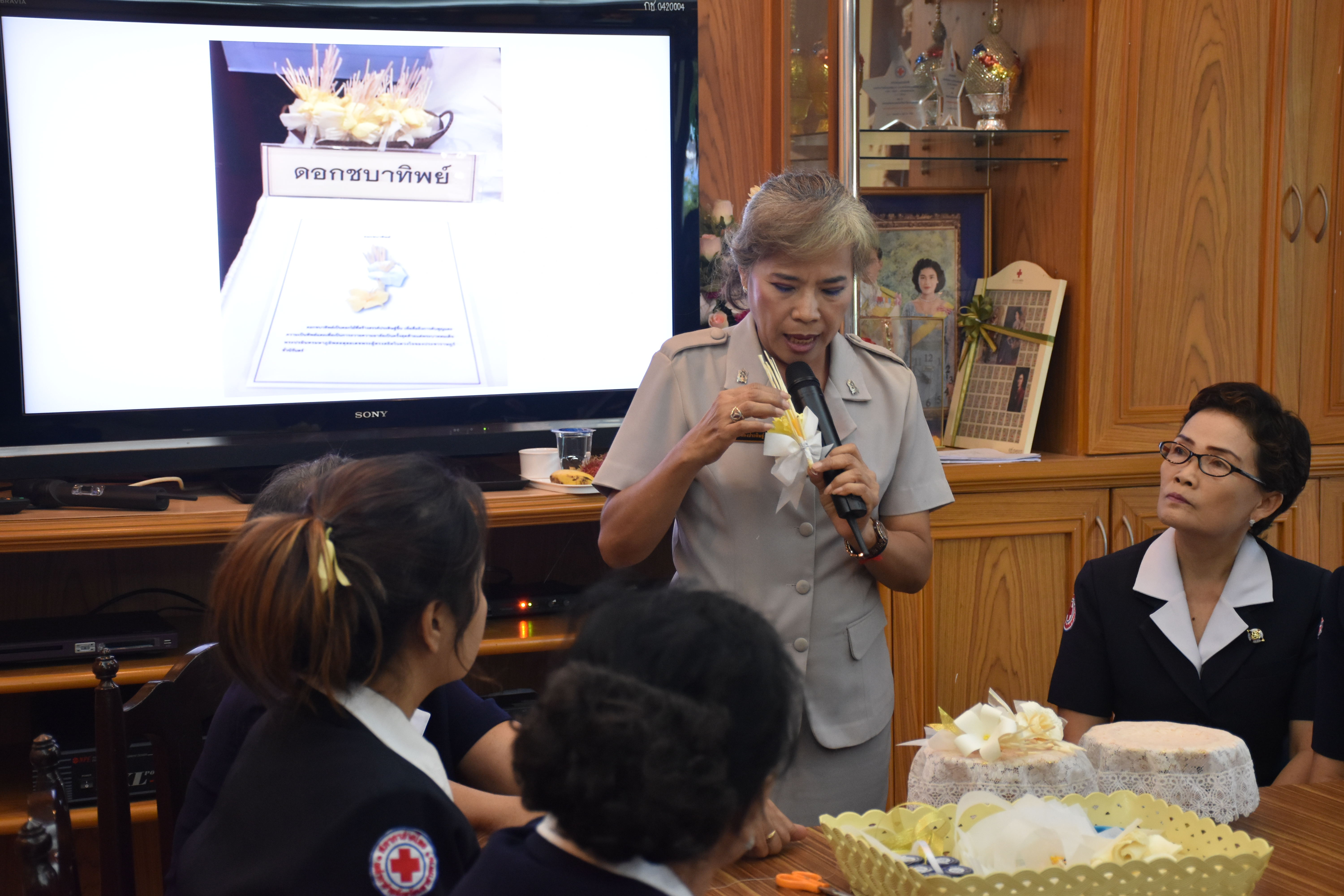 29 พฤษภาคม 2560 นางนิศากร นนทะโชติ นายกเหล่ากาชาดจังหวัดมหาสารคาม  พร้อมด้วยนางไพเราะ รอยตระกูล รองผู้ว่าราชการ จังหวัดมหาสารคาม และสมาชิกเหล่ากาชาดจังหวัดมหาสารคาม ร่วมประดิษฐ์ดอกไม้จันทน์ ในโครงการจิตอาสาประดิษฐ์ดอกไม้จันทน์พระราชทาน