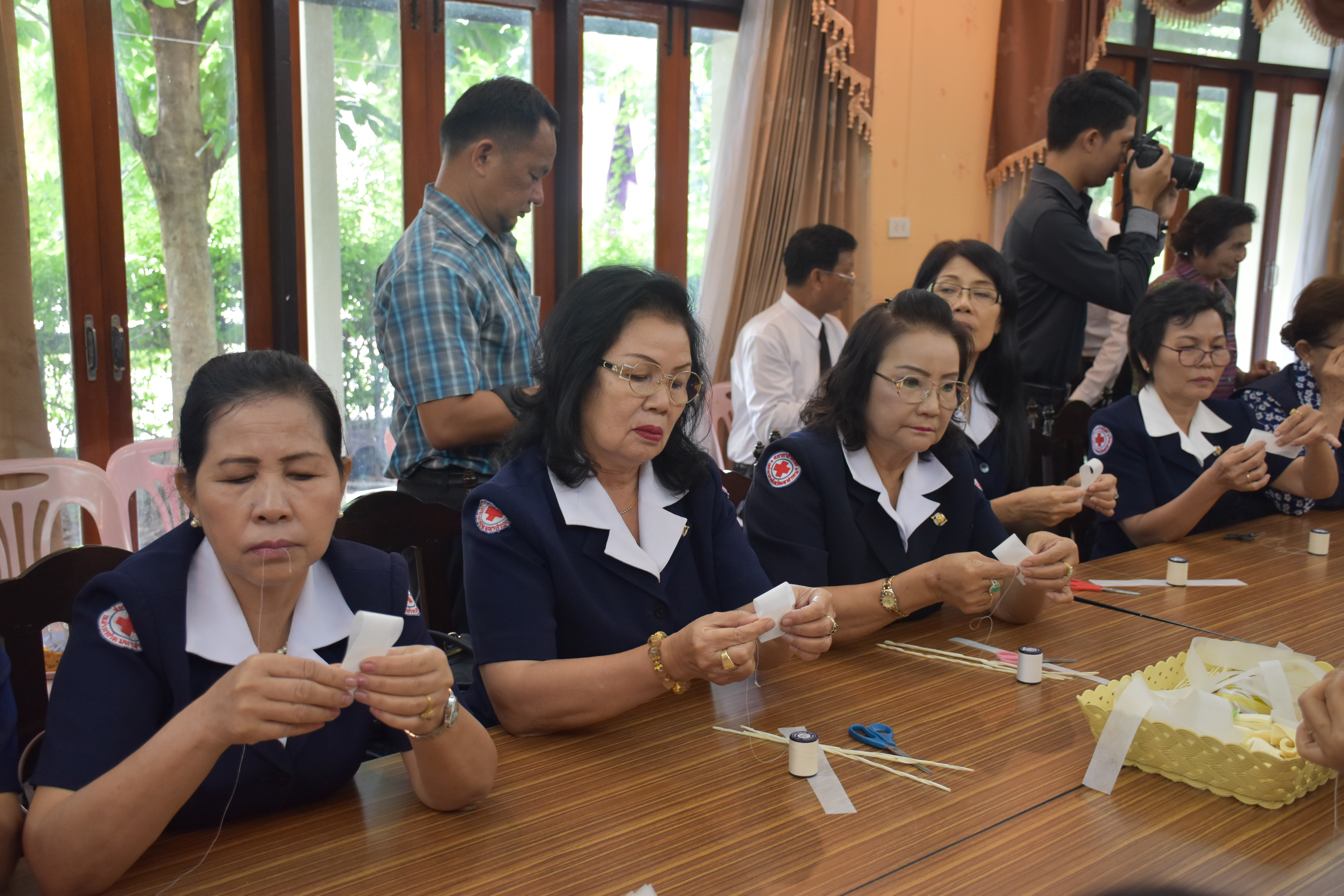29 พฤษภาคม 2560 นางนิศากร นนทะโชติ นายกเหล่ากาชาดจังหวัดมหาสารคาม  พร้อมด้วยนางไพเราะ รอยตระกูล รองผู้ว่าราชการ จังหวัดมหาสารคาม และสมาชิกเหล่ากาชาดจังหวัดมหาสารคาม ร่วมประดิษฐ์ดอกไม้จันทน์ ในโครงการจิตอาสาประดิษฐ์ดอกไม้จันทน์พระราชทาน
