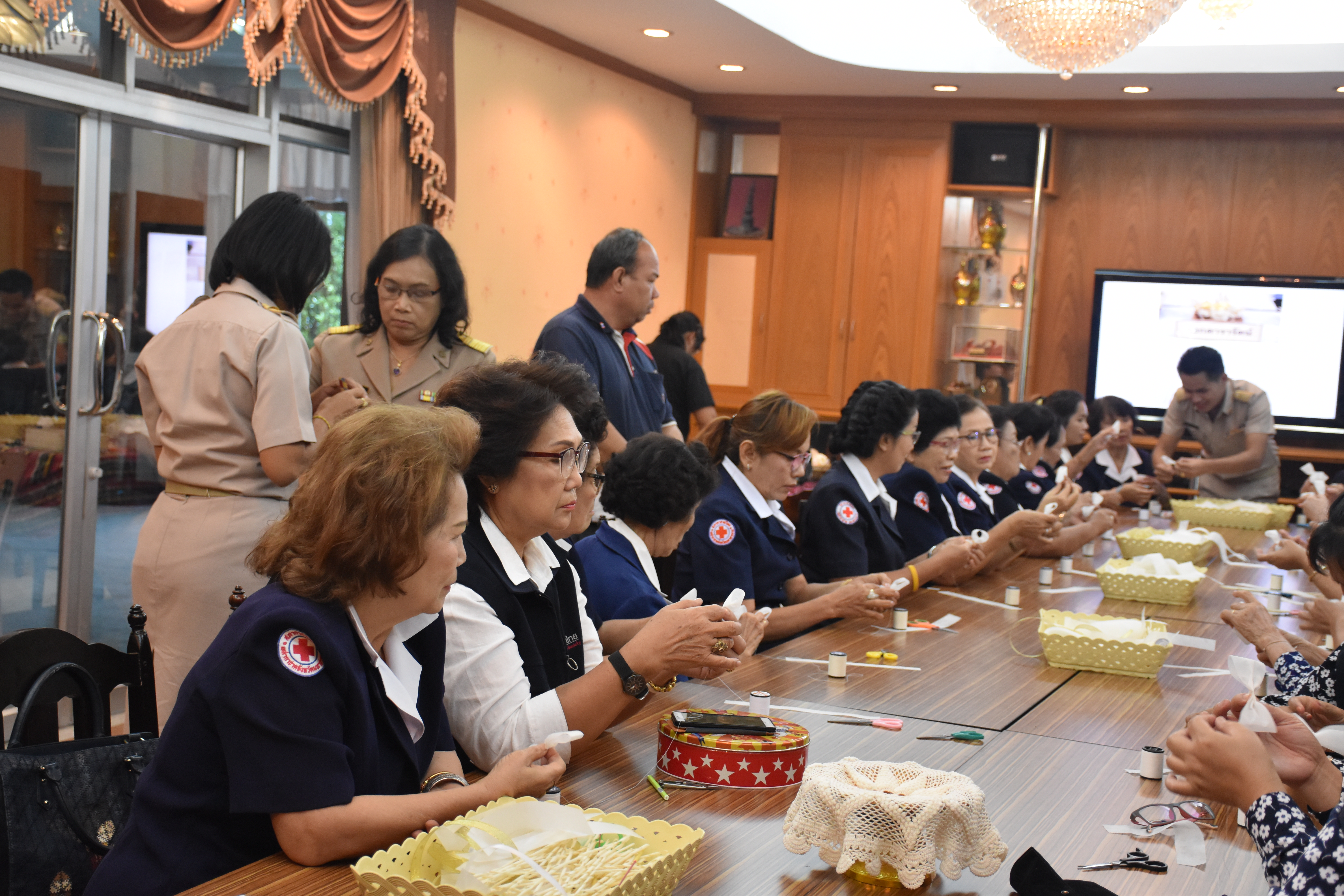 29 พฤษภาคม 2560 นางนิศากร นนทะโชติ นายกเหล่ากาชาดจังหวัดมหาสารคาม  พร้อมด้วยนางไพเราะ รอยตระกูล รองผู้ว่าราชการ จังหวัดมหาสารคาม และสมาชิกเหล่ากาชาดจังหวัดมหาสารคาม ร่วมประดิษฐ์ดอกไม้จันทน์ ในโครงการจิตอาสาประดิษฐ์ดอกไม้จันทน์พระราชทาน