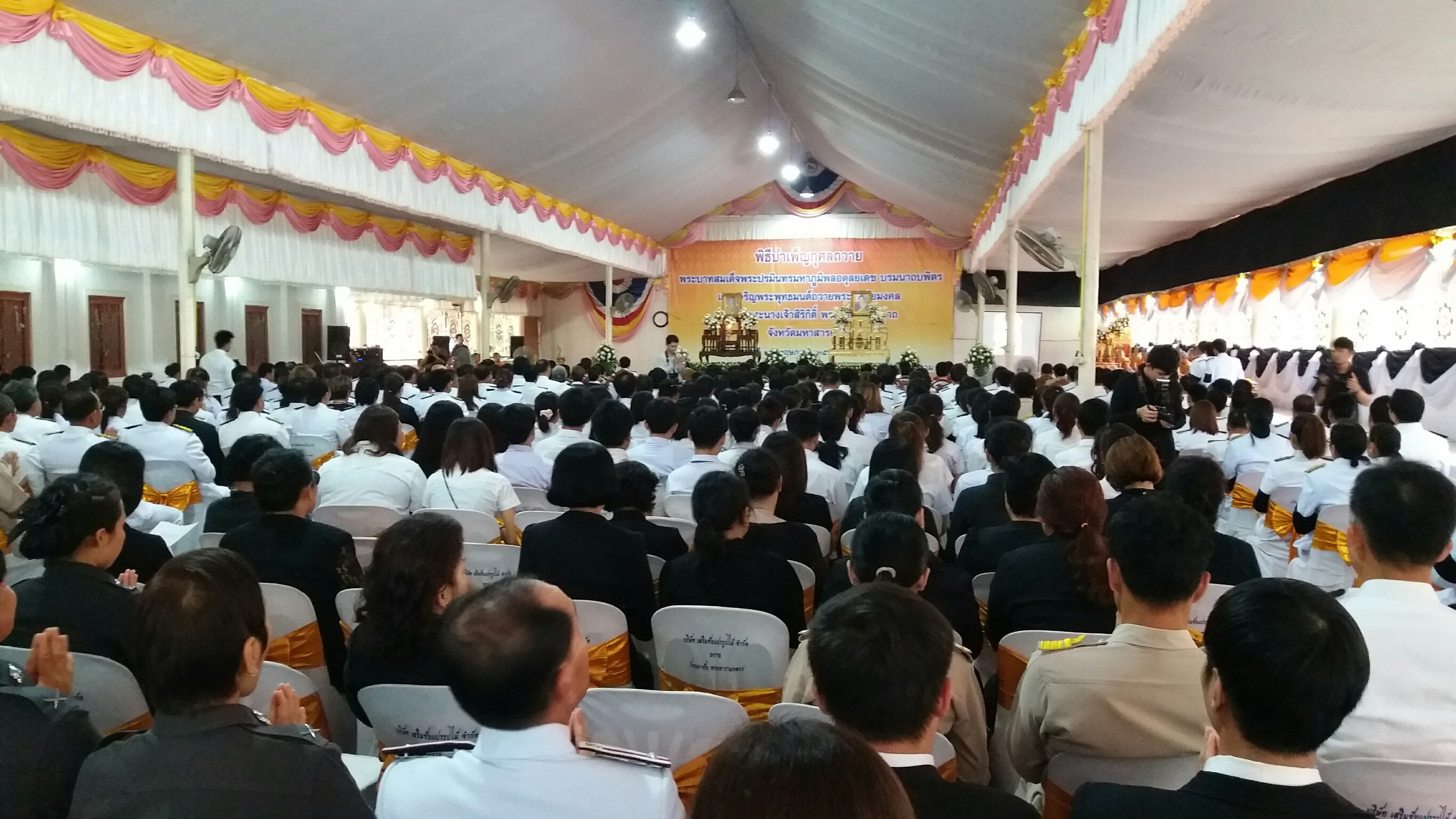 23 พฤษภาคม 2560 ผู้ว่าราชการจังหวัดมหาสารคามเป็นประธานในพิธีบำเพ็ญกุศลถวายพระบาทสมเด็จพระปรมินทรมหาภูมิพลอดุลยเดช บรมนาถบพิตร และเจริญพระพุทธมนต์ถวายพระพรชัยมงคลสมเด็จพระนางเจ้าสิริกิต์ พระบรมราชินีนาถ ณ วัดมหาชัยพระอารามหลวง
