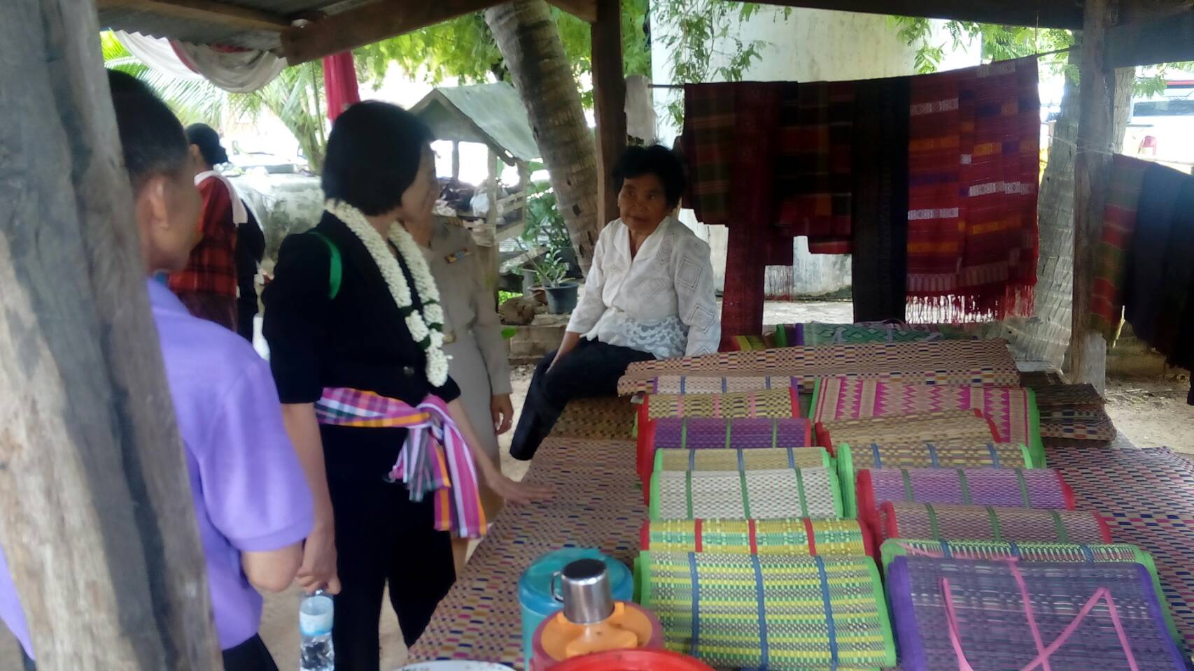 19 มิถุนายน 2560 คณะทำงานคัดสรรหมู่บ้านเศรษฐกิจพอเพียง “อยู่เย็น เป็นสุข” และกิจกรรมพัฒนาชุมชนดีเด่น ระดับจังหวัด ประจำปี 2560 ลงพื้นที่คัดสรรหมู่บ้านเศรษฐกิจพอเพียงฯ