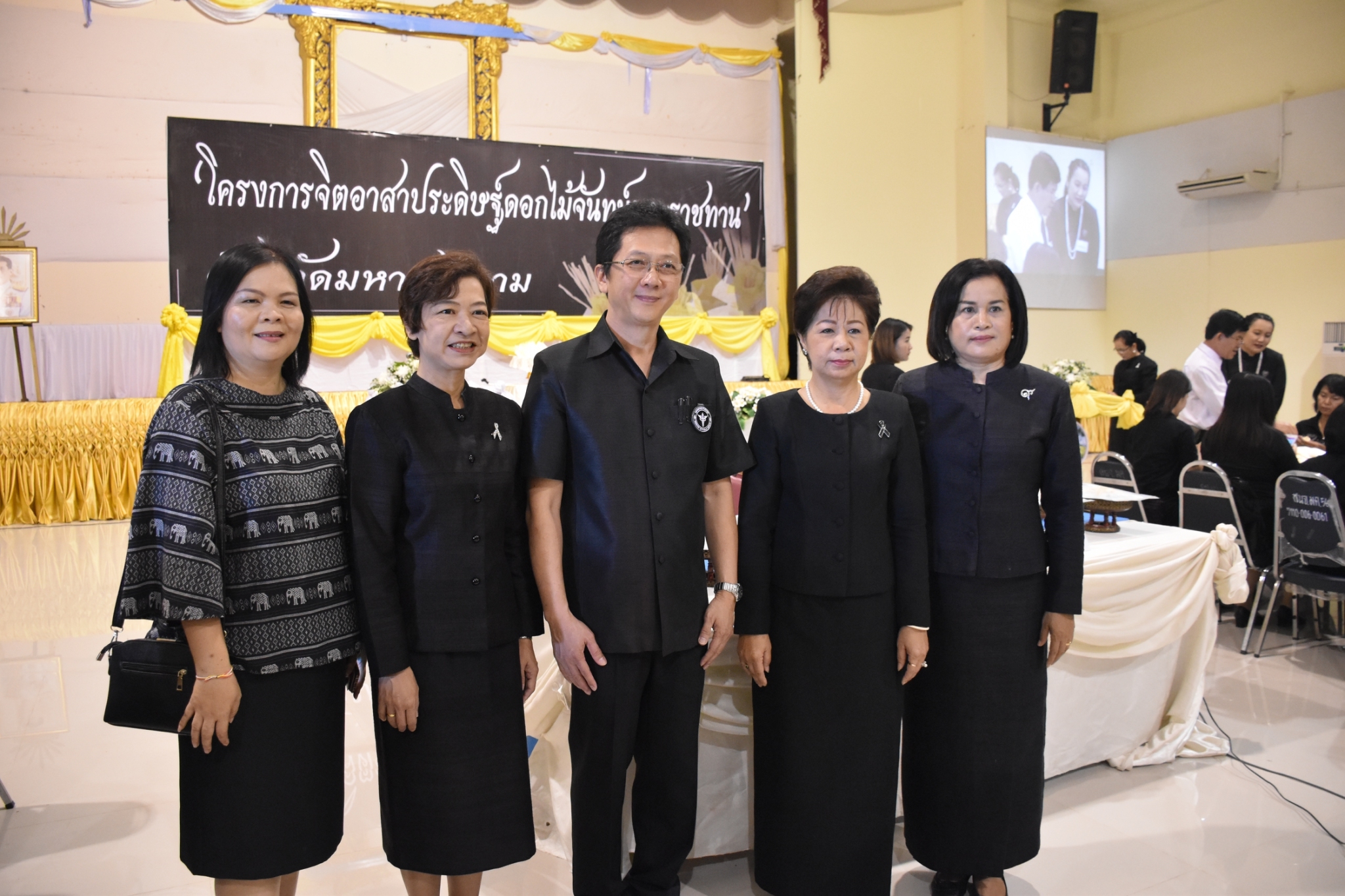 6 มิถุนายน 2560  นายเสนห์ นนทะโชติ ผู้ว่าราชการจังหวัดมหาสารคาม  เป็นประธานเปิดโครงการจิตอาสาประดิษฐ์ดอกไม้จันทน์พระราชทานจังหวัดมหาสารคาม ณ ห้องประชุมศาลากลางจังหวัดมหาสารคาม