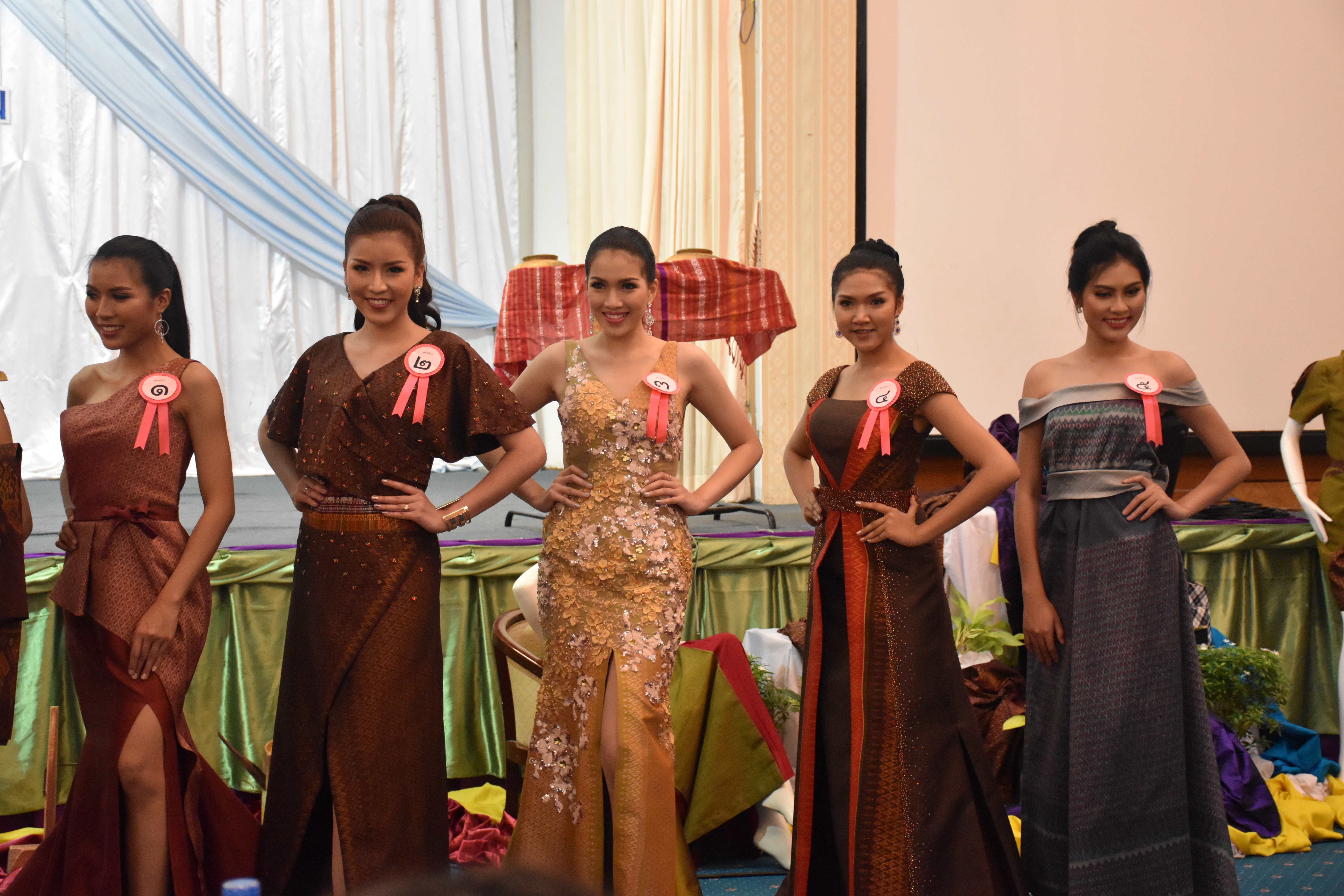 23 มิถุนายน 2560 สำนักงานพัฒนาชุมชนจังหวัดมหาสารคาม ดำเนินการประกวดผ้าไหมและการประกวดนักออกแบบผ้าไหมไทยสายใยวัฒนธรรม
