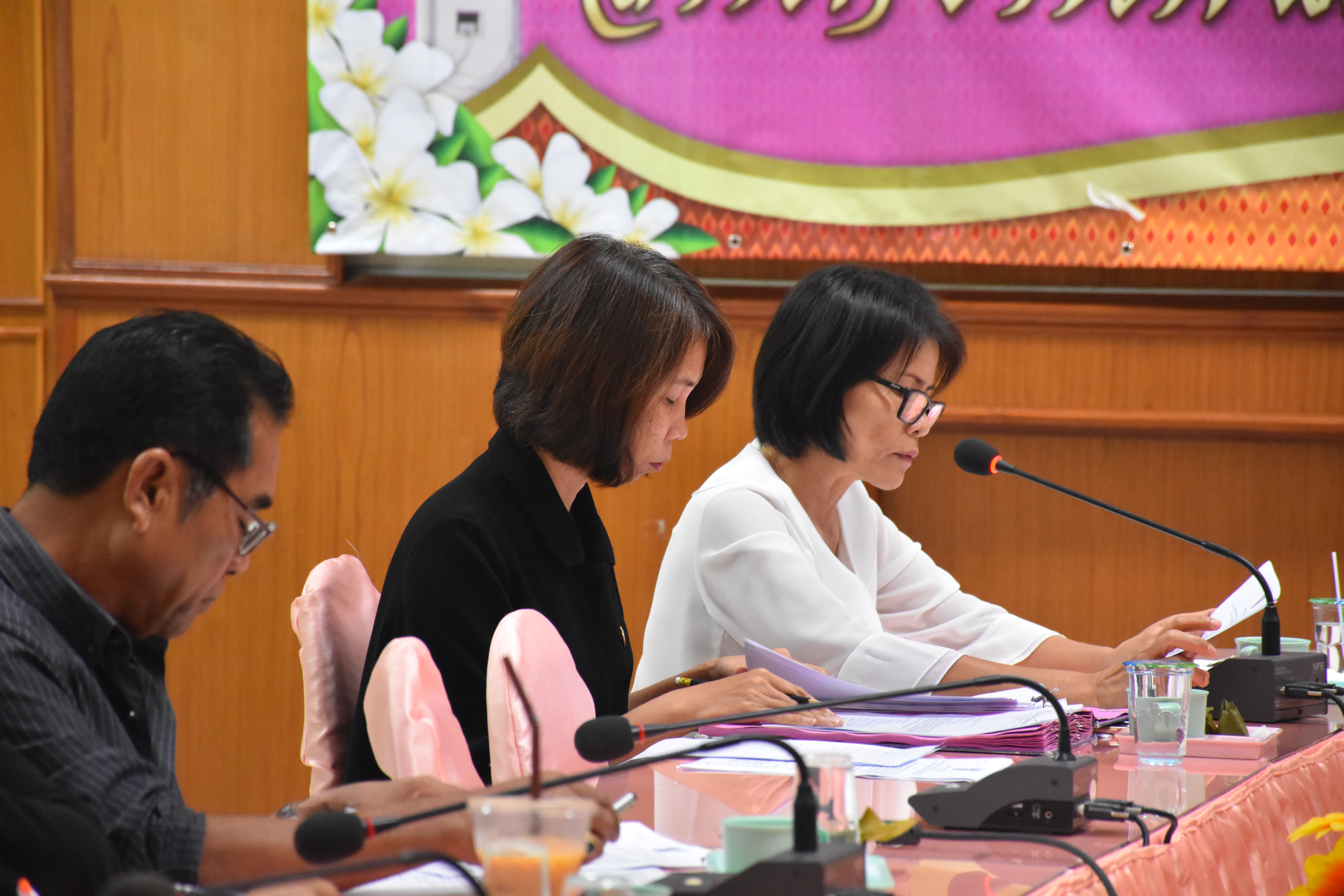 21 มิถุนายน 2560 นางสาวศศิธร  ปัญญาไว พัฒนาการจังหวัดมหาสารคาม เป็นประธานการประชุมคณะทำงานสนับสนุนการประกวดผ้าไหม และการประกวดนักออกแบบผ้าไหมไทยสายใยวัฒนธรรม  โครงการยกระดับผ้าไหมกลุ่มจังหวัดสู่การเป็นศูนย์กลาง ออกแบบผลิตภัณฑ์จากไหมในภูมิภาค ครั้งที่ 1/2560  Copy
