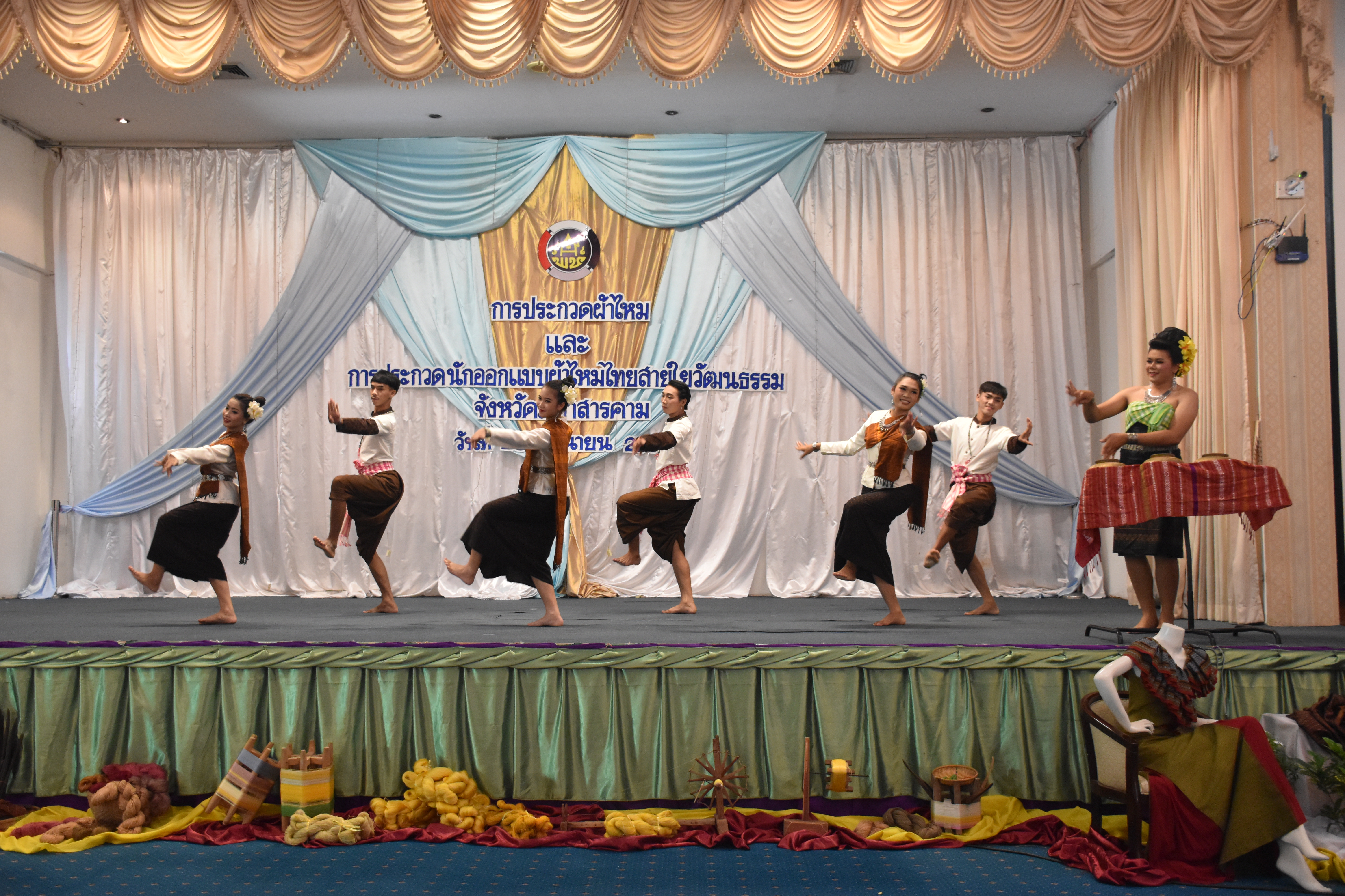 23 มิถุนายน 2560 สำนักงานพัฒนาชุมชนจังหวัดมหาสารคาม ดำเนินการประกวดผ้าไหมและการประกวดนักออกแบบผ้าไหมไทยสายใยวัฒนธรรม