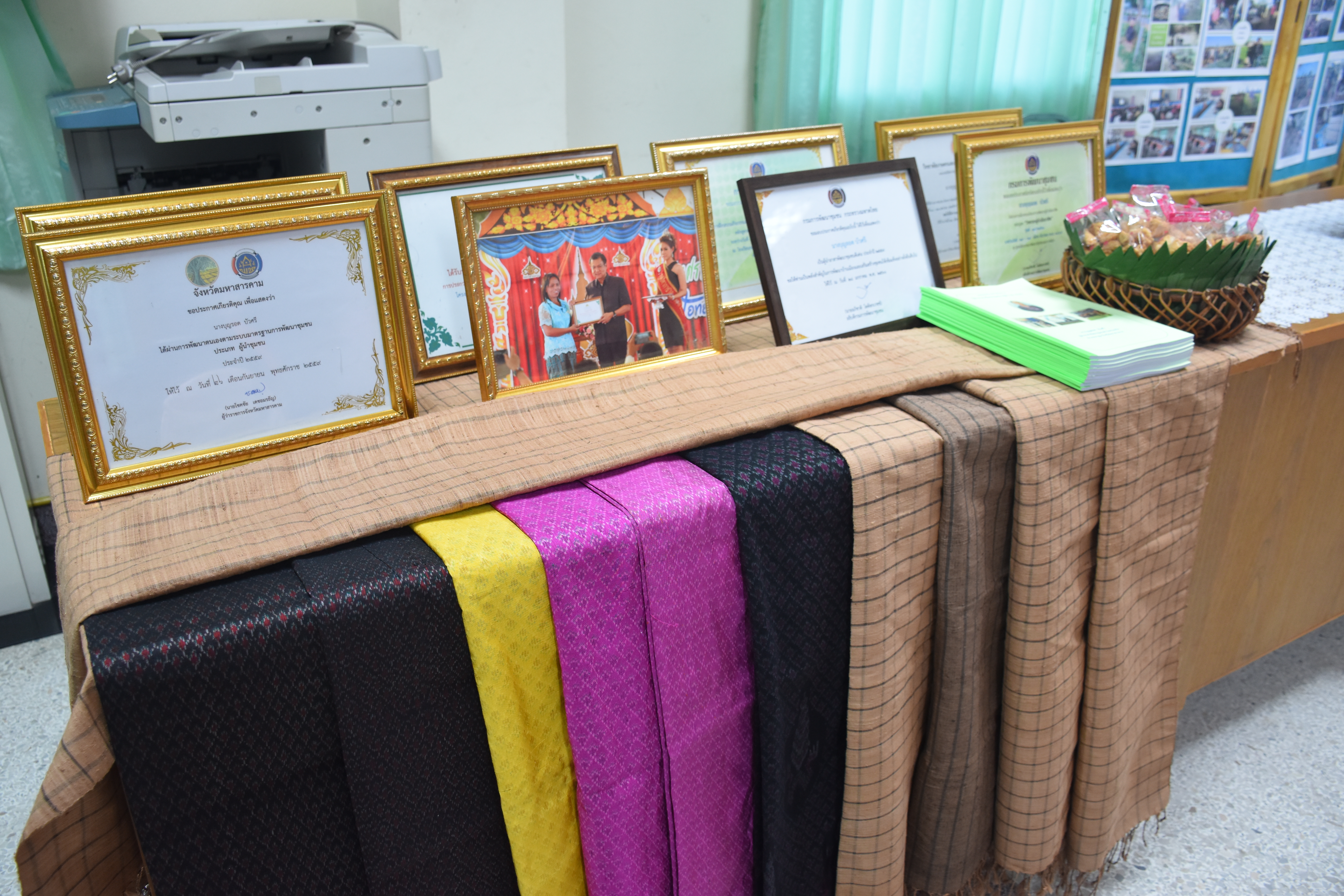 28 มิถุนายน 2560 คณะทำงานคัดสรรหมู่บ้านเศรษฐกิจพอเพียง “อยู่เย็น เป็นสุข”  และกิจกรรมพัฒนาชุมชนดีเด่น ระดับจังหวัด ประจำปี 2560 พิจารณาคัดสรรกิจกรรมพัฒนาชุมชนดีเด่น รอบที่ 2