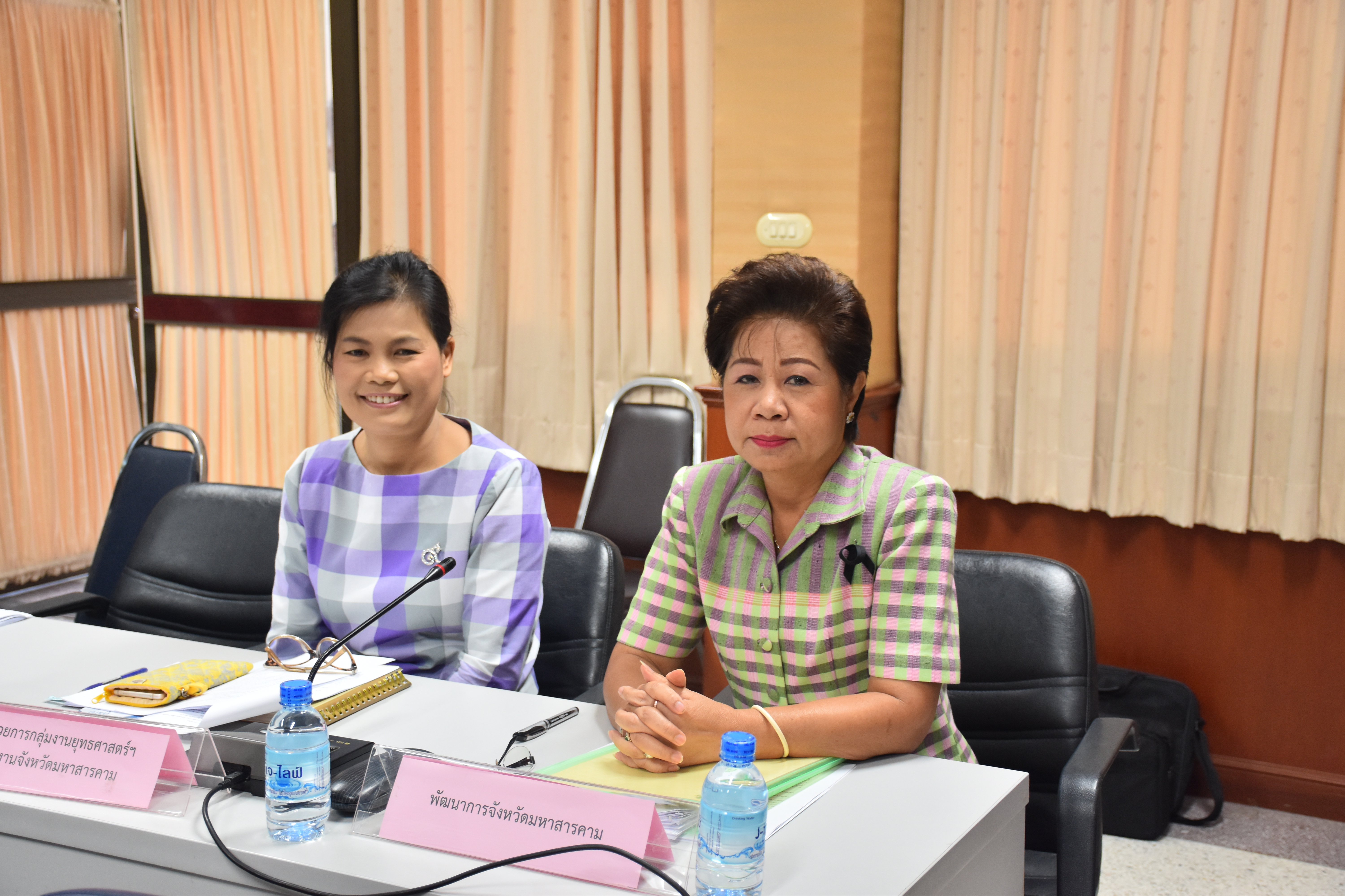 16 มิถุนายน 2560 นายเสน่ห์ นนทะโชติ ผู้ว่าราชการจังหวัดมหาสารคาม  เป็นประธานการประชุมคณะกรรมการบริหารศูนย์อำนวยการ ปฏิบัติการขจัดความยากจนและพัฒนาชนบทตามหลักปรัชญาของเศรษฐกิจพอเพียงจังหวัด (ศจพ.จ.) ครั้งที่ 1/2560