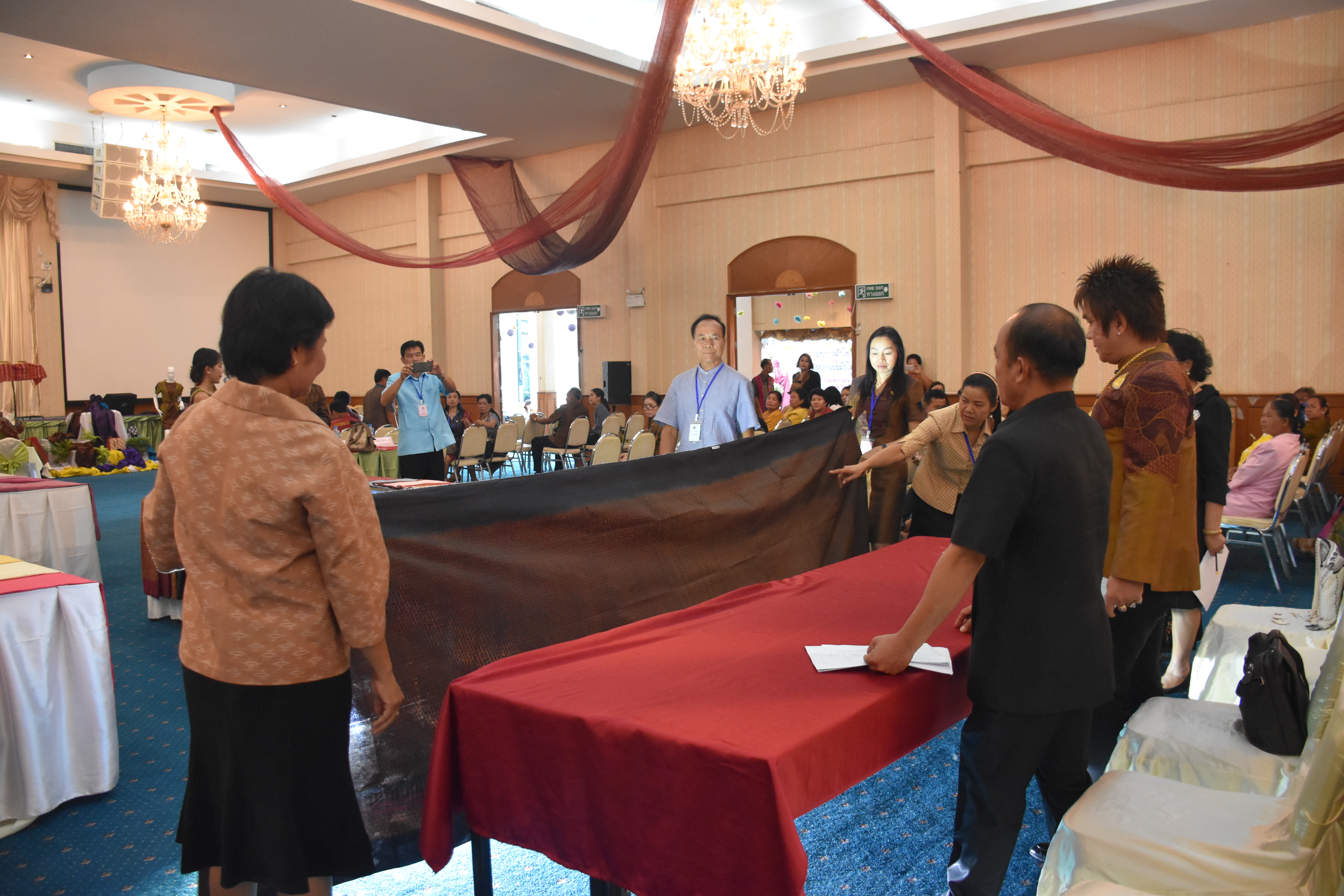 23 มิถุนายน 2560 สำนักงานพัฒนาชุมชนจังหวัดมหาสารคาม ดำเนินการประกวดผ้าไหมและการประกวดนักออกแบบผ้าไหมไทยสายใยวัฒนธรรม