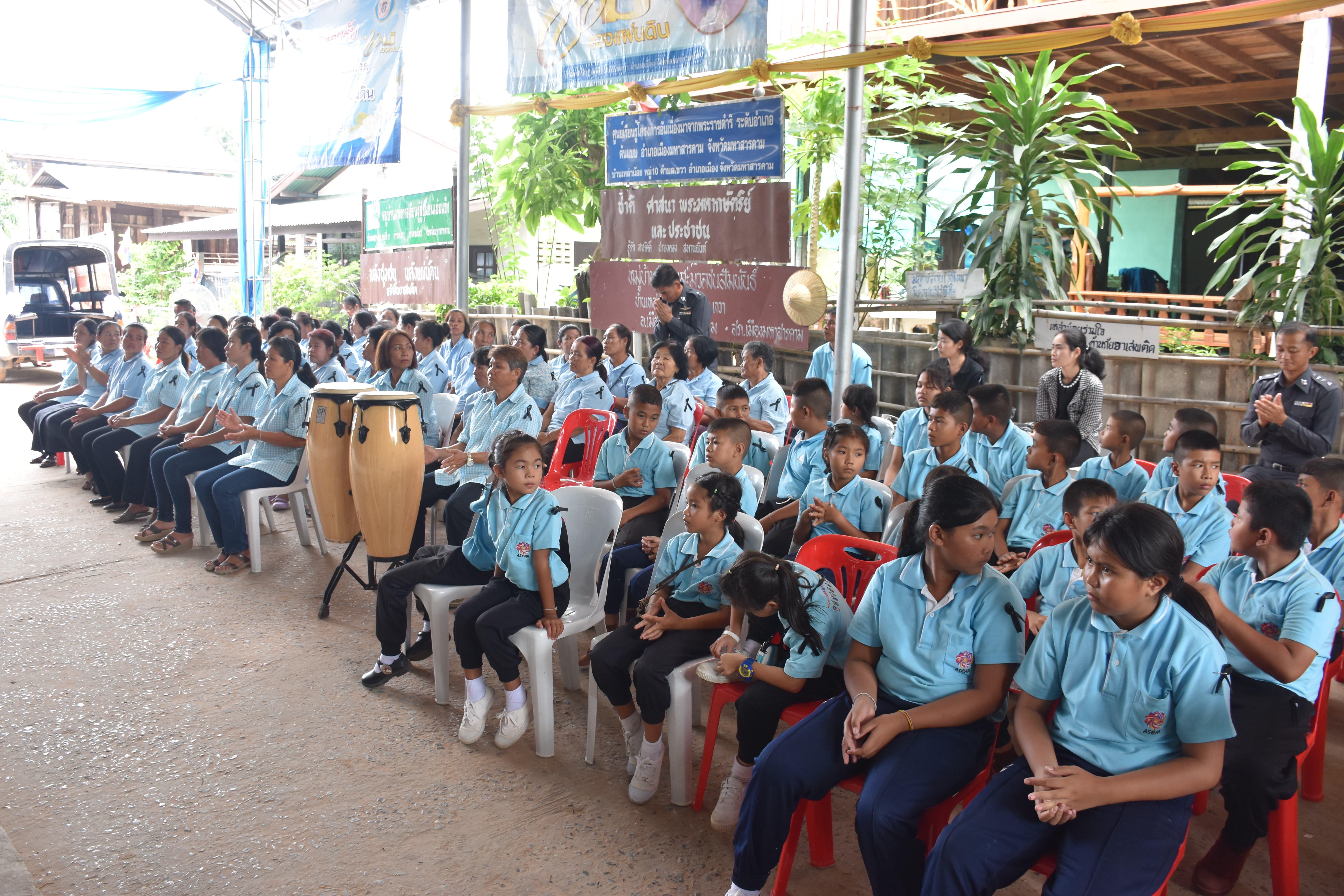 13 มิถุนายน 2560 คณะกรรมการพิจารณาคัดเลือกหมู่บ้าน/ชุมชนกองทุนแม่ของแผ่นดินดีเด่น  ระดับจังหวัด ประจำปี 2560 ลงพื้นที่เพื่อพิจารณาคัดเลือกหมู่บ้าน/ชุมชนกองทุนแม่ของแผ่นดินบ้านเหล่าน้อย หมู่ 10 ตำบลเขวา อำเภอเมืองมหาสารคาม