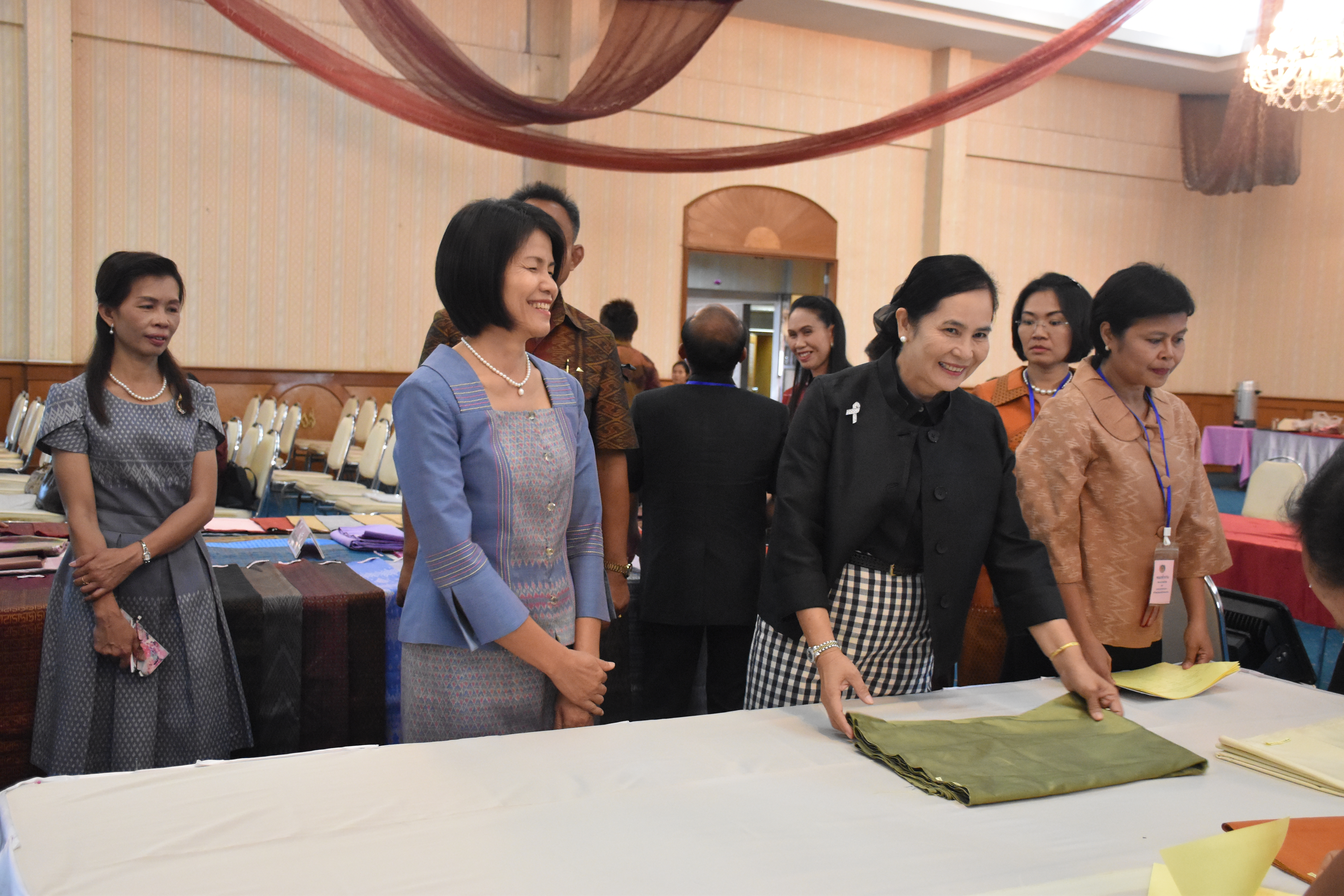 23 มิถุนายน 2560 สำนักงานพัฒนาชุมชนจังหวัดมหาสารคาม ดำเนินการประกวดผ้าไหมและการประกวดนักออกแบบผ้าไหมไทยสายใยวัฒนธรรม