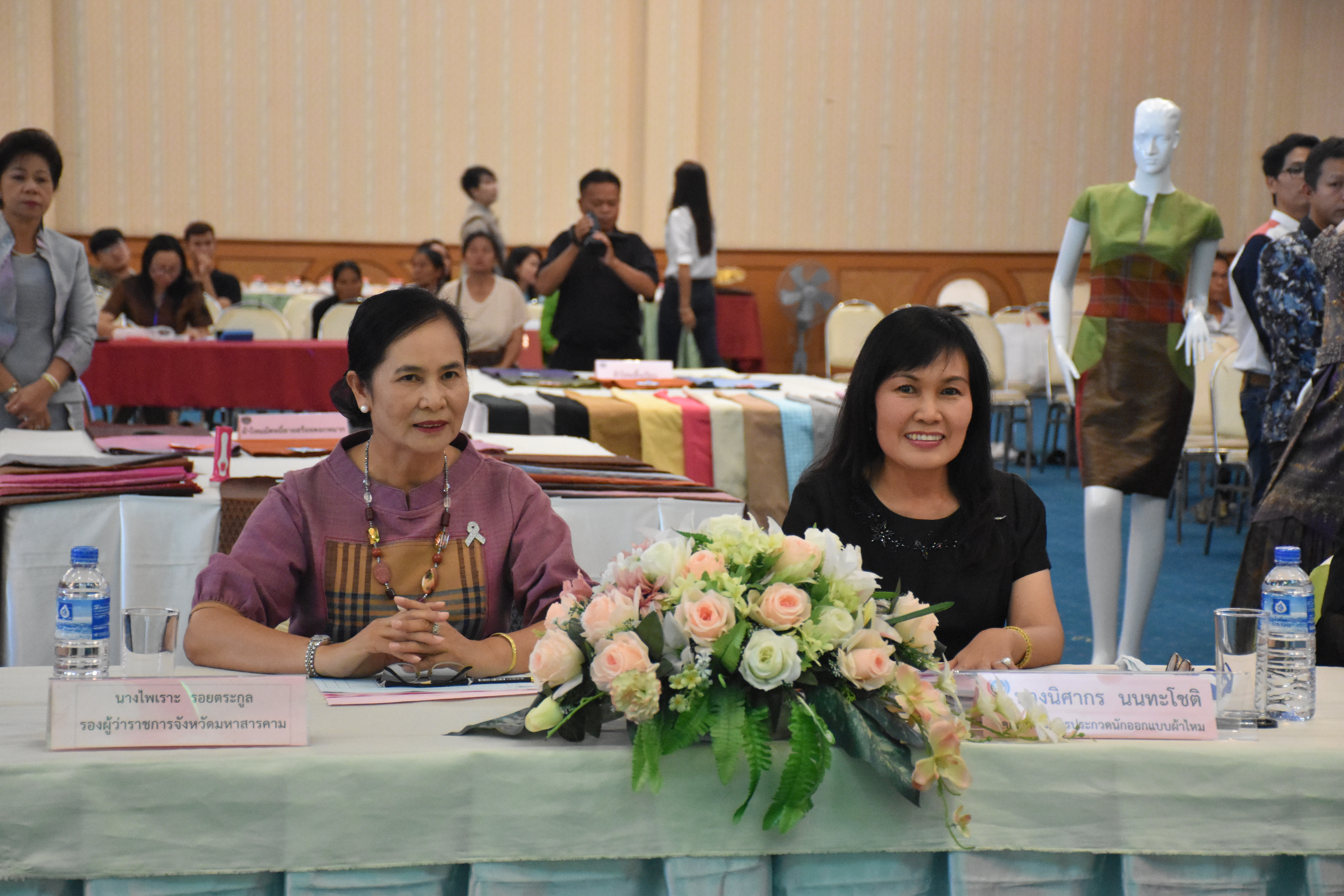 23 มิถุนายน 2560 สำนักงานพัฒนาชุมชนจังหวัดมหาสารคาม ดำเนินการประกวดผ้าไหมและการประกวดนักออกแบบผ้าไหมไทยสายใยวัฒนธรรม