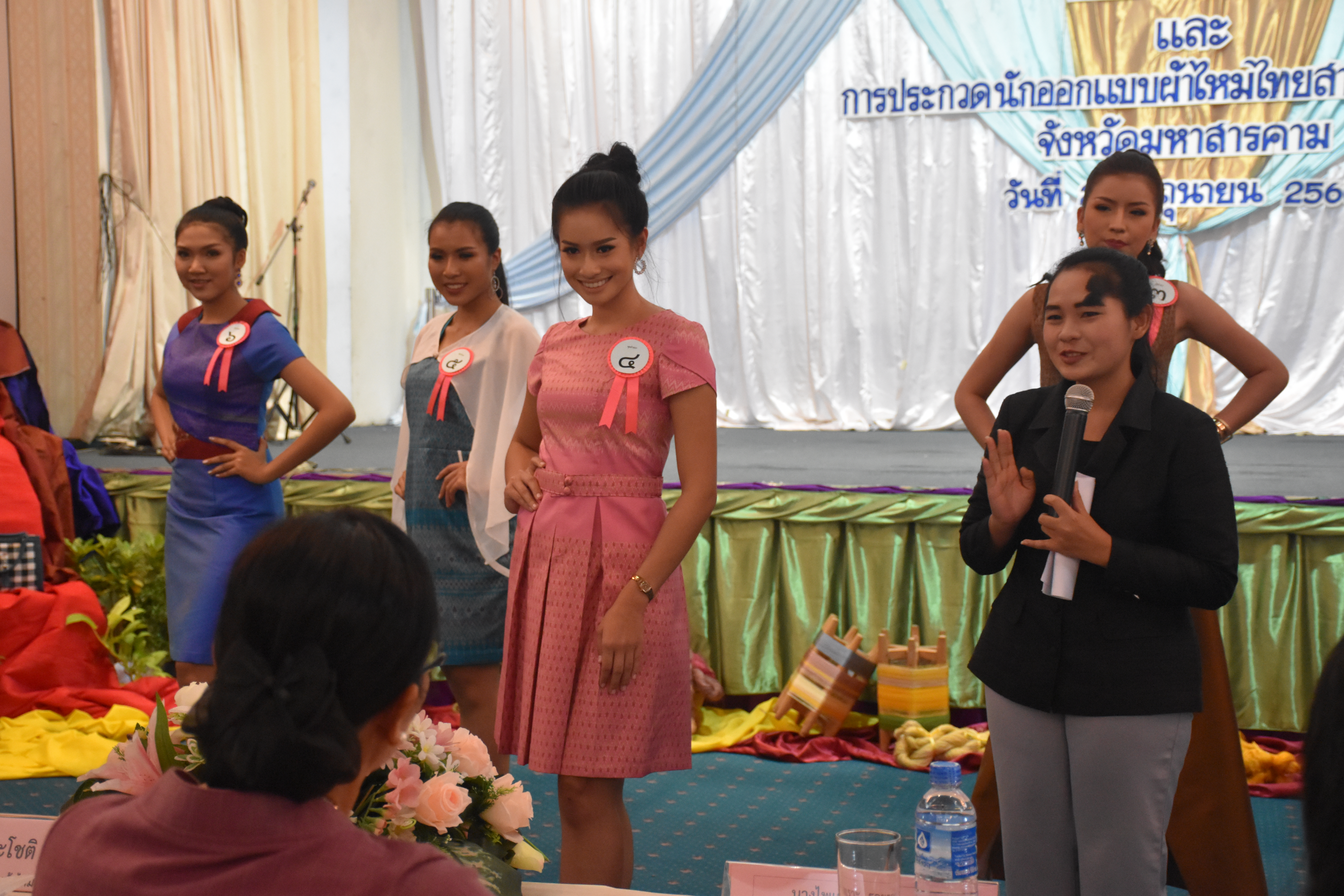 23 มิถุนายน 2560 สำนักงานพัฒนาชุมชนจังหวัดมหาสารคาม ดำเนินการประกวดผ้าไหมและการประกวดนักออกแบบผ้าไหมไทยสายใยวัฒนธรรม