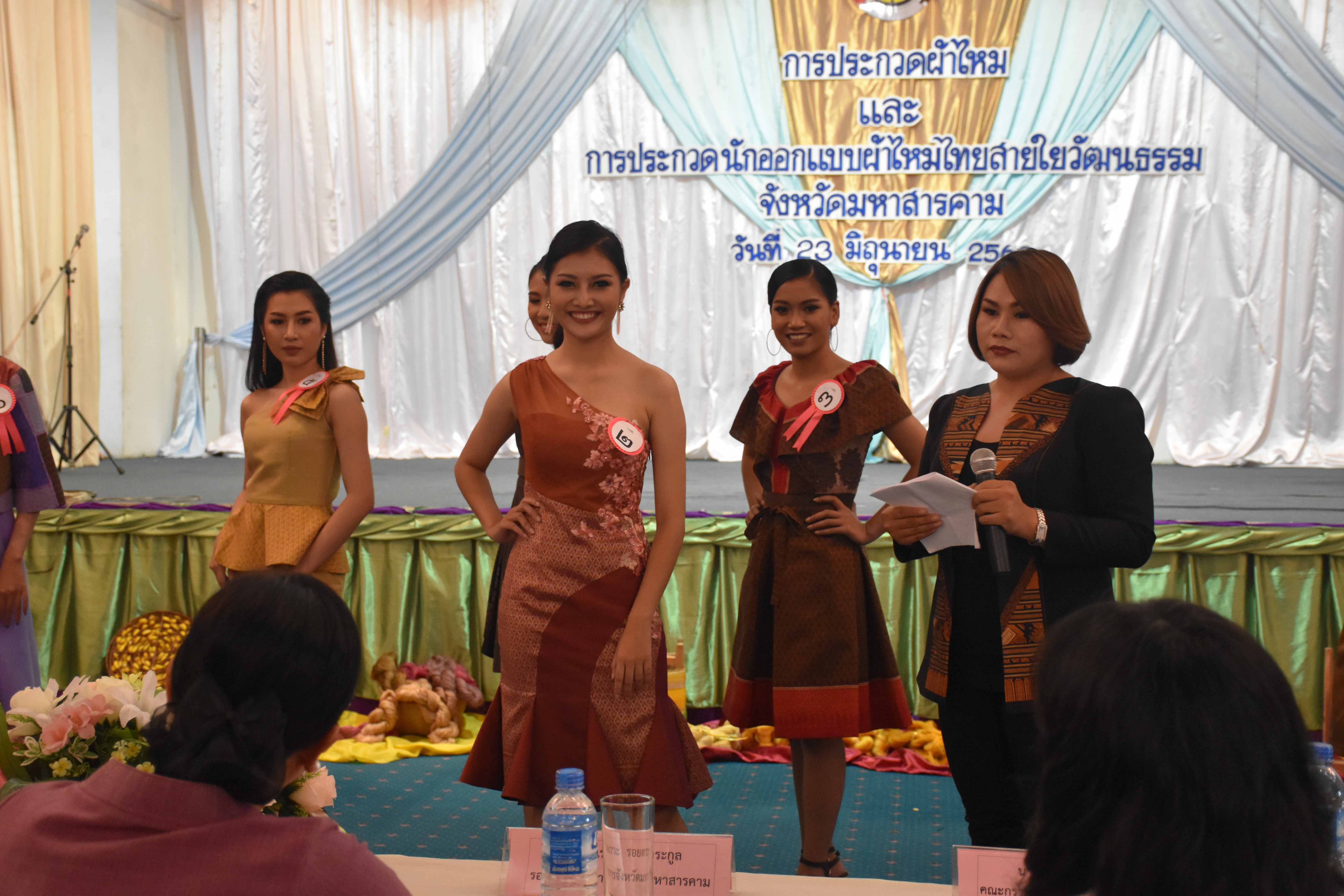 23 มิถุนายน 2560 สำนักงานพัฒนาชุมชนจังหวัดมหาสารคาม ดำเนินการประกวดผ้าไหมและการประกวดนักออกแบบผ้าไหมไทยสายใยวัฒนธรรม