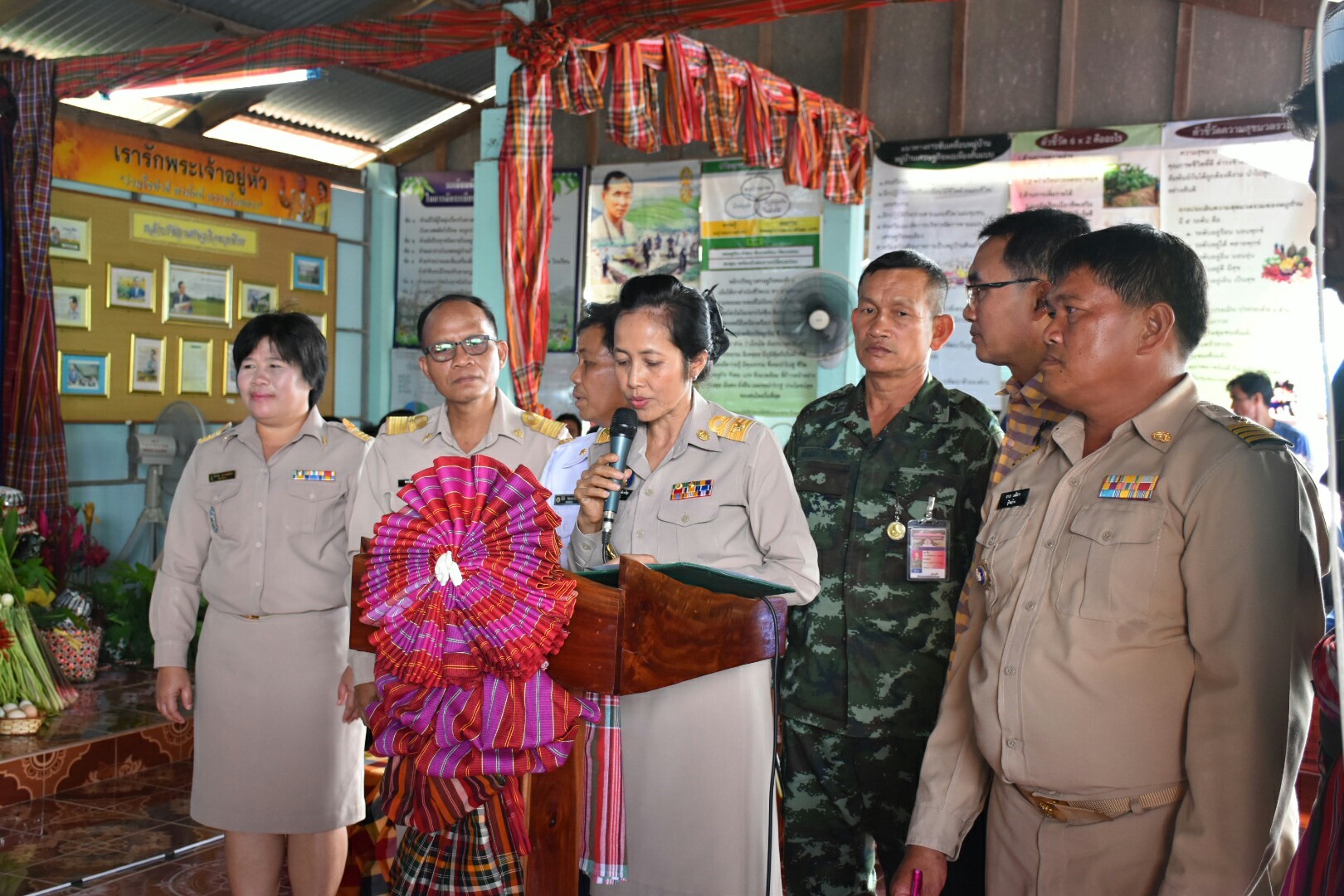 3 กรกฎาคม 2560  นางไพเราะ รอยตระกูล รองผู้ว่าราชการจังหวัดมหาสารคาม เป็นประธานคณะกรรมการคัดสรรหมู่บ้านเศรษฐกิจพอเพียง  “อยู่เย็น เป็นสุข” ดีเด่น ระดับจังหวัด ประจำปี 2560 รอบชิงชนะเลิศ ณ บ้านวังโพน หมู่ที่ 6 ตำบลเขวาไร่  อำเภอโกสุมพิสัย จังหวัดมหาสารคาม