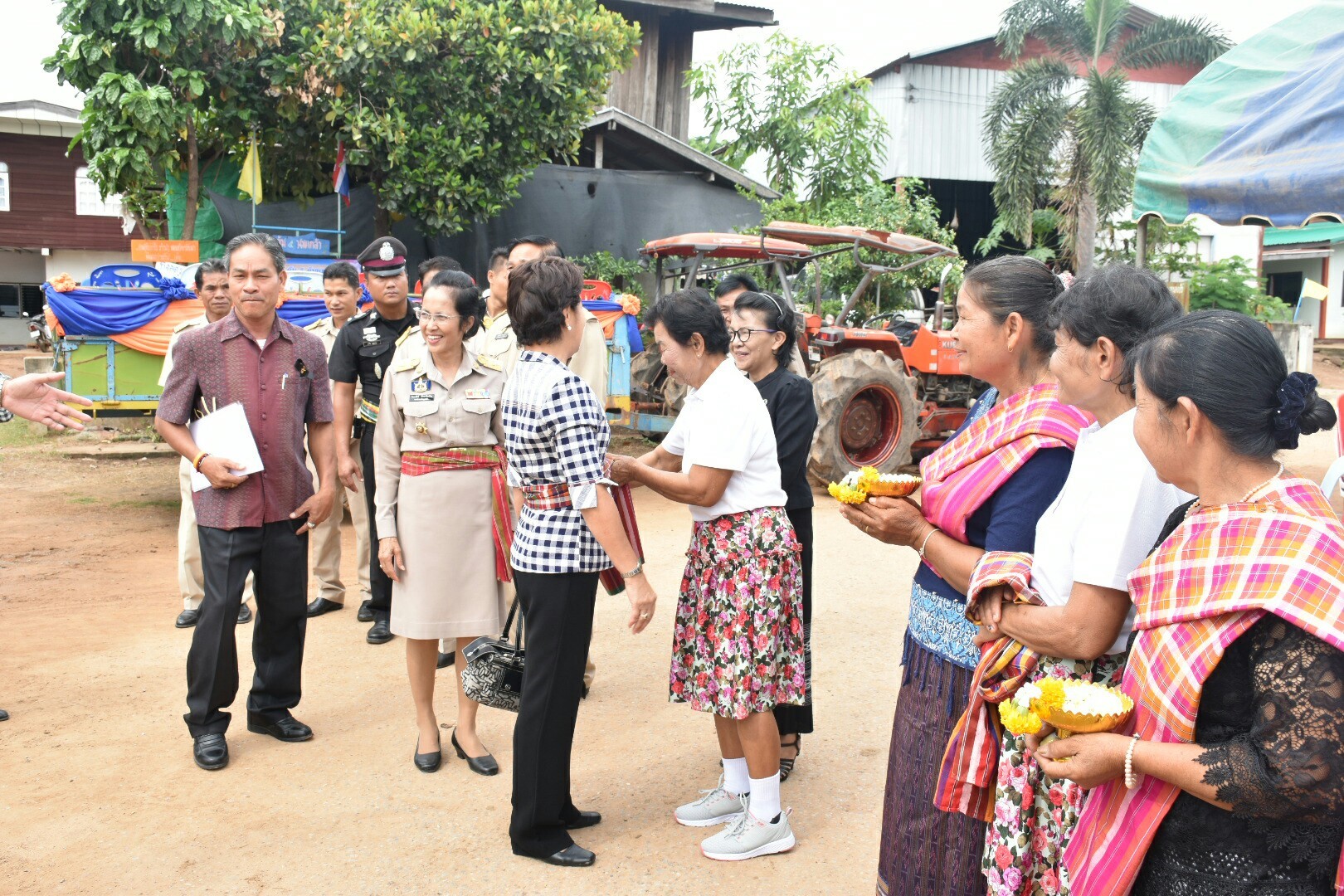 14 กรกฎาคม 2560 นางสาวศศิธร ปัญญาไว พัฒนาการจังหวัดมหาสารคาม  เป็นประธานคณะกรรมการประกวดหมู่บ้านเศรษฐกิจพอเพียงดีเด่น ปี 2560  ตามโครงการมหาสารคามน้อมนำปรัชญาเศรษฐกิจพอเพียง เพื่อพัฒนาคุณภาพในชุมชน บ้านหนองผือ หมู่ที่ 1 ตำบลหนองบัว อำเภอโกสุมพิสัย  จังหวัดมหาสารคาม