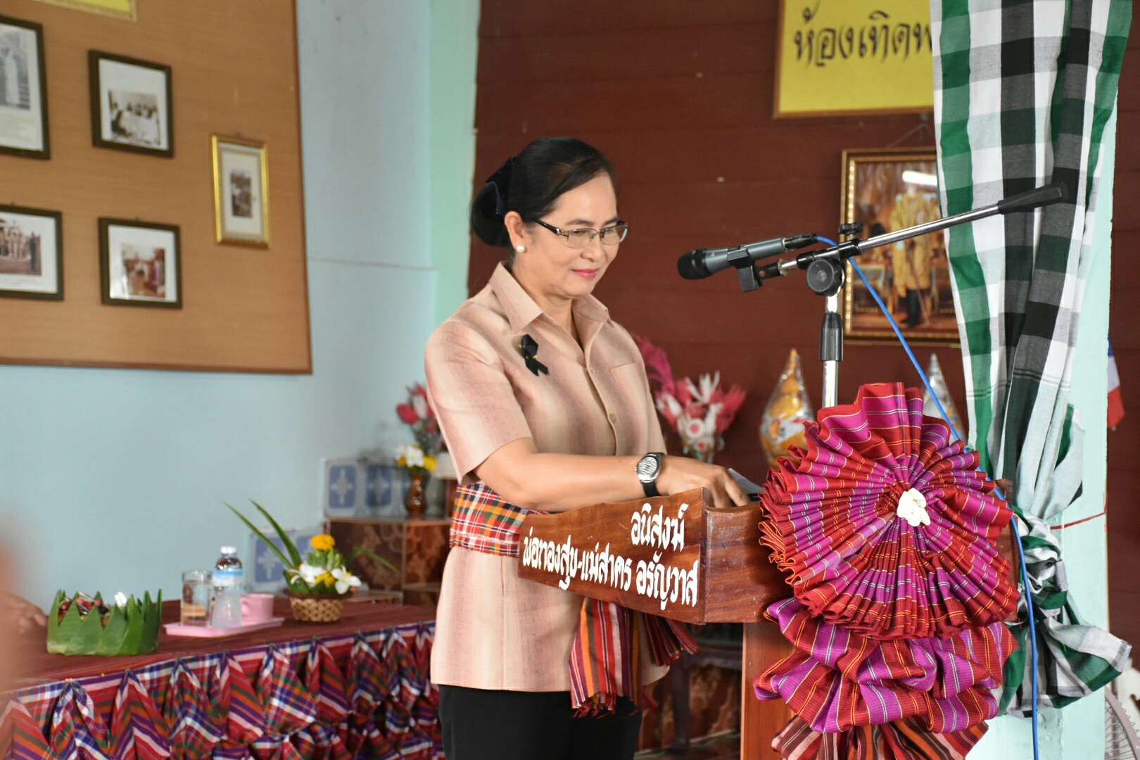 3 กรกฎาคม 2560  นางไพเราะ รอยตระกูล รองผู้ว่าราชการจังหวัดมหาสารคาม เป็นประธานคณะกรรมการคัดสรรหมู่บ้านเศรษฐกิจพอเพียง  “อยู่เย็น เป็นสุข” ดีเด่น ระดับจังหวัด ประจำปี 2560 รอบชิงชนะเลิศ ณ บ้านวังโพน หมู่ที่ 6 ตำบลเขวาไร่  อำเภอโกสุมพิสัย จังหวัดมหาสารคาม