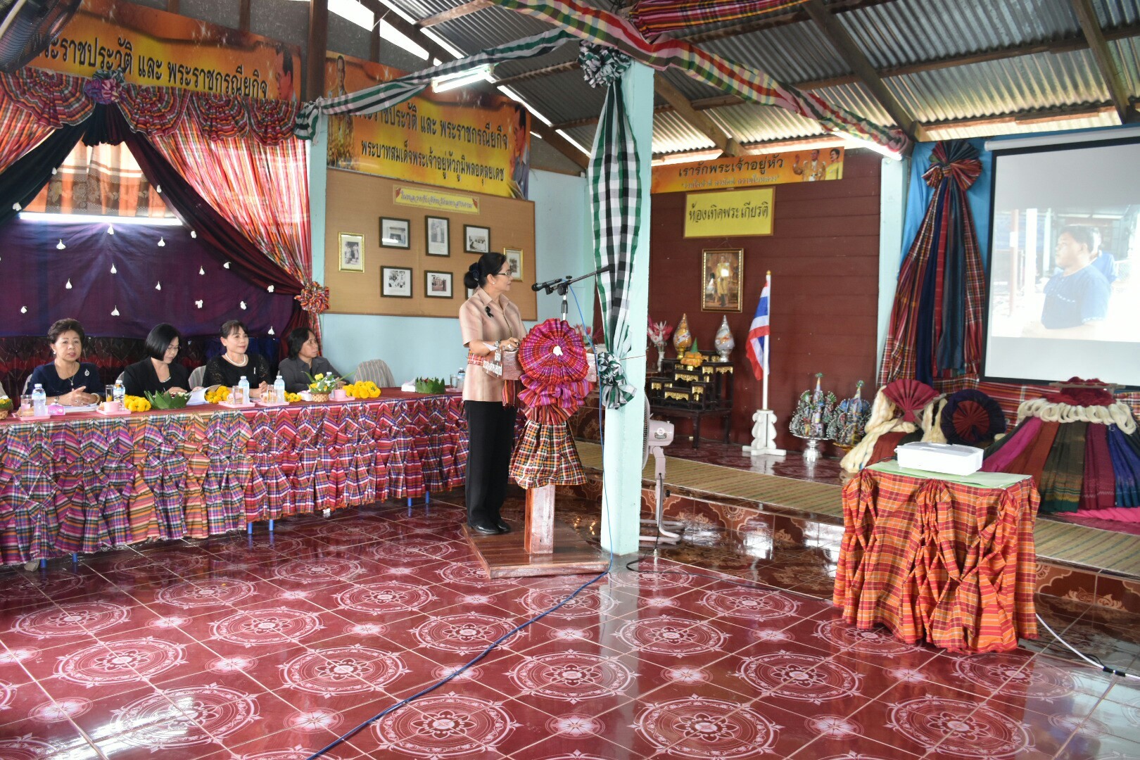3 กรกฎาคม 2560  นางไพเราะ รอยตระกูล รองผู้ว่าราชการจังหวัดมหาสารคาม เป็นประธานคณะกรรมการคัดสรรหมู่บ้านเศรษฐกิจพอเพียง  “อยู่เย็น เป็นสุข” ดีเด่น ระดับจังหวัด ประจำปี 2560 รอบชิงชนะเลิศ ณ บ้านวังโพน หมู่ที่ 6 ตำบลเขวาไร่  อำเภอโกสุมพิสัย จังหวัดมหาสารคาม