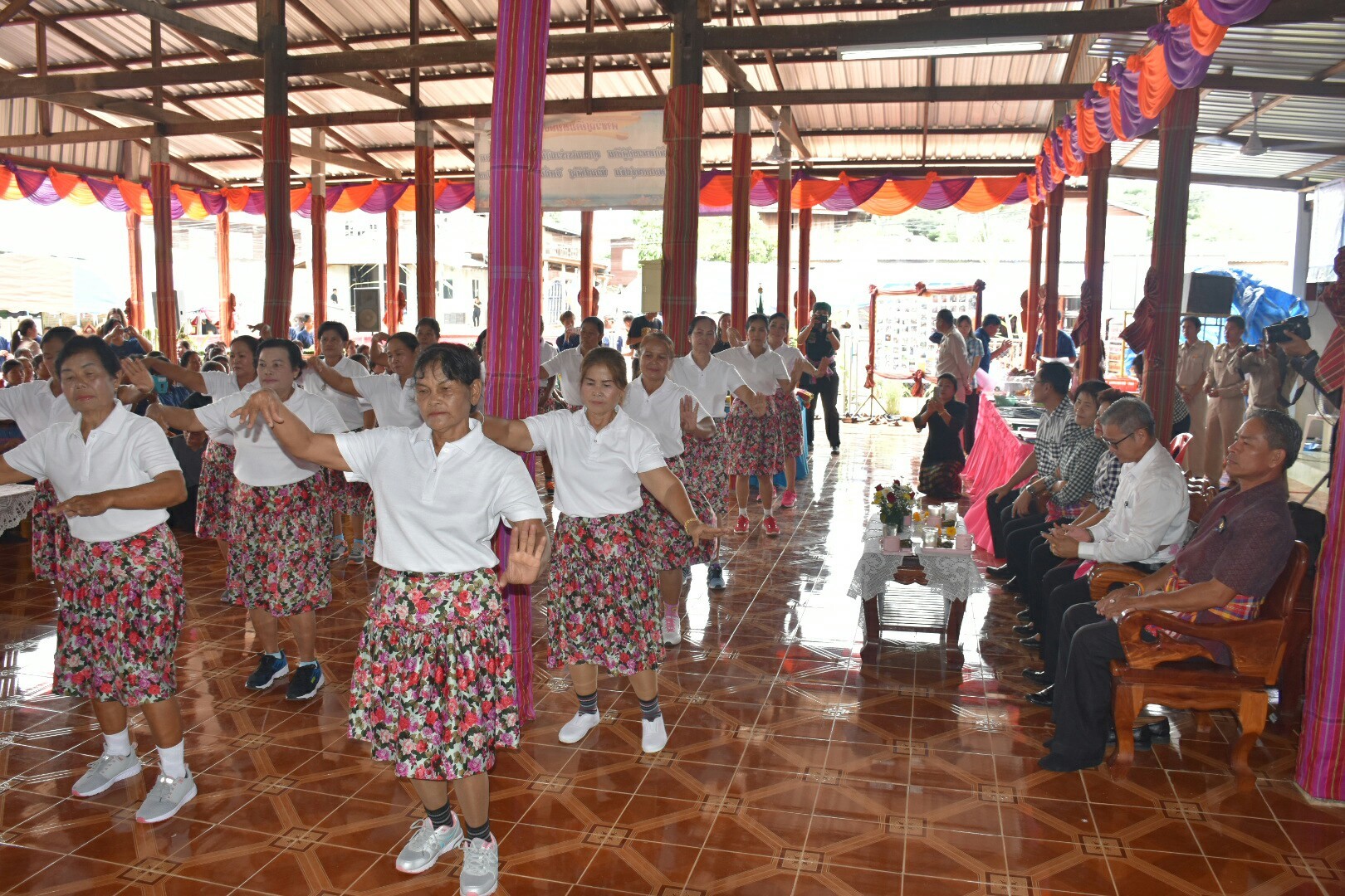 14 กรกฎาคม 2560 นางสาวศศิธร ปัญญาไว พัฒนาการจังหวัดมหาสารคาม  เป็นประธานคณะกรรมการประกวดหมู่บ้านเศรษฐกิจพอเพียงดีเด่น ปี 2560  ตามโครงการมหาสารคามน้อมนำปรัชญาเศรษฐกิจพอเพียง เพื่อพัฒนาคุณภาพในชุมชน บ้านหนองผือ หมู่ที่ 1 ตำบลหนองบัว อำเภอโกสุมพิสัย  จังหวัดมหาสารคาม