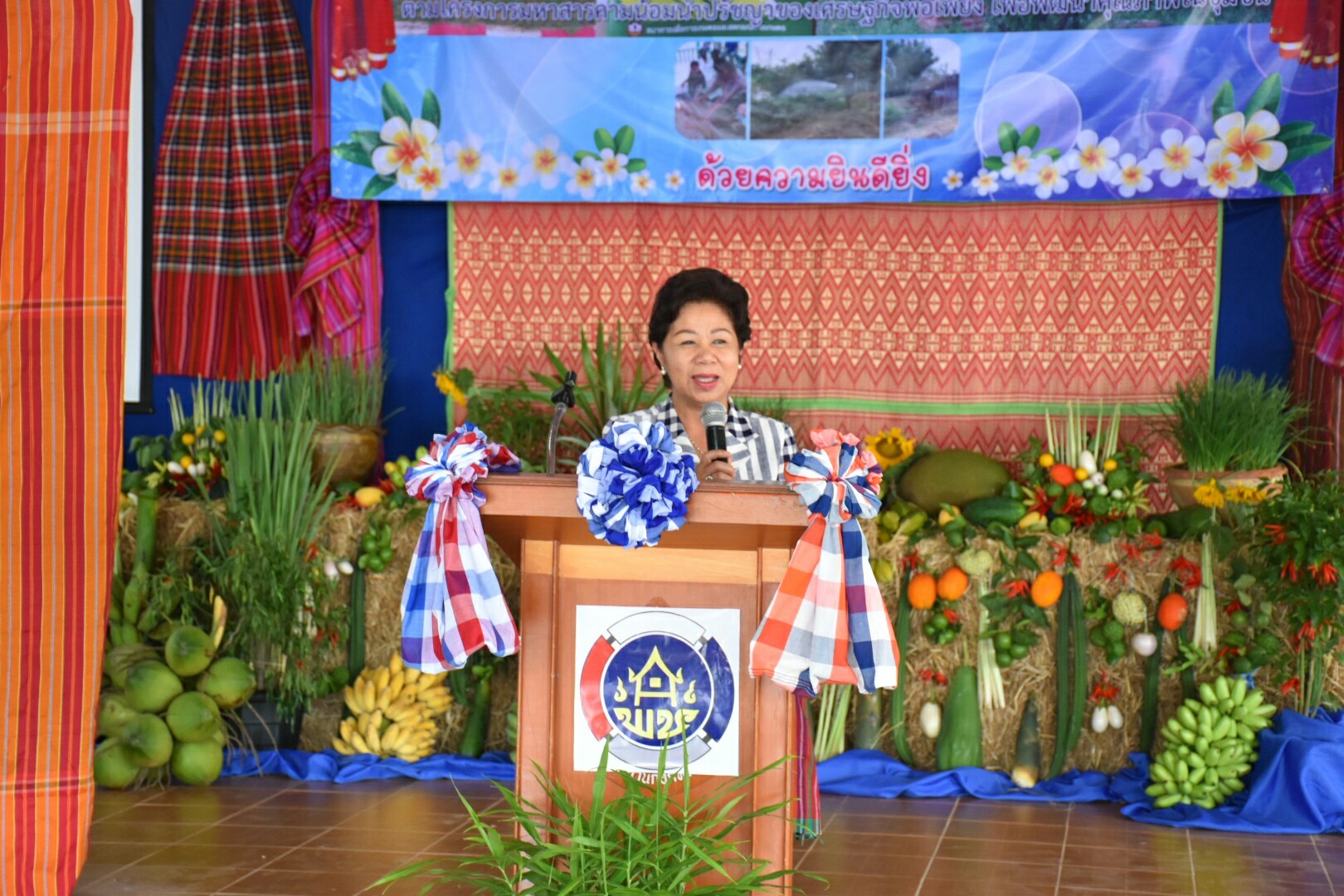 14 กรกฎาคม 2560 นางสาวศศิธร ปัญญาไว พัฒนาการจังหวัดมหาสารคาม  เป็นประธานคณะกรรมการประกวดหมู่บ้านเศรษฐกิจพอเพียงดีเด่น ปี 2560  ตามโครงการมหาสารคามน้อมนำปรัชญาเศรษฐกิจพอเพียง เพื่อพัฒนาคุณภาพในชุมชน บ้านหนองผือ หมู่ที่ 1 ตำบลหนองบัว อำเภอโกสุมพิสัย  จังหวัดมหาสารคาม