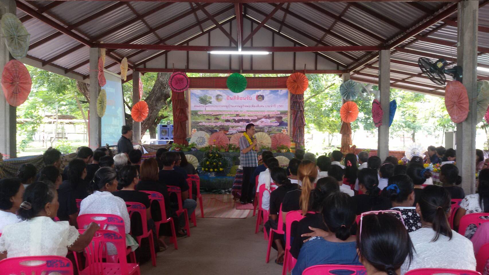 21 กรกฎาคม 2560 คณะกรรมการประกวดหมู่บ้านเศรษฐกิจพอเพียงดีเด่น ปี 2560 ตามโครงการมหาสารคามน้อมนำปรัชญาเศรษฐกิจพอเพียงเพื่อพัฒนาคุณภาพในชุมชน ณ บ้านหนองคู หมู่ที่ 6 ตำบลเหล่าดอกไม้ อำเภอชื่นชม จังหวัดมหาสารคาม