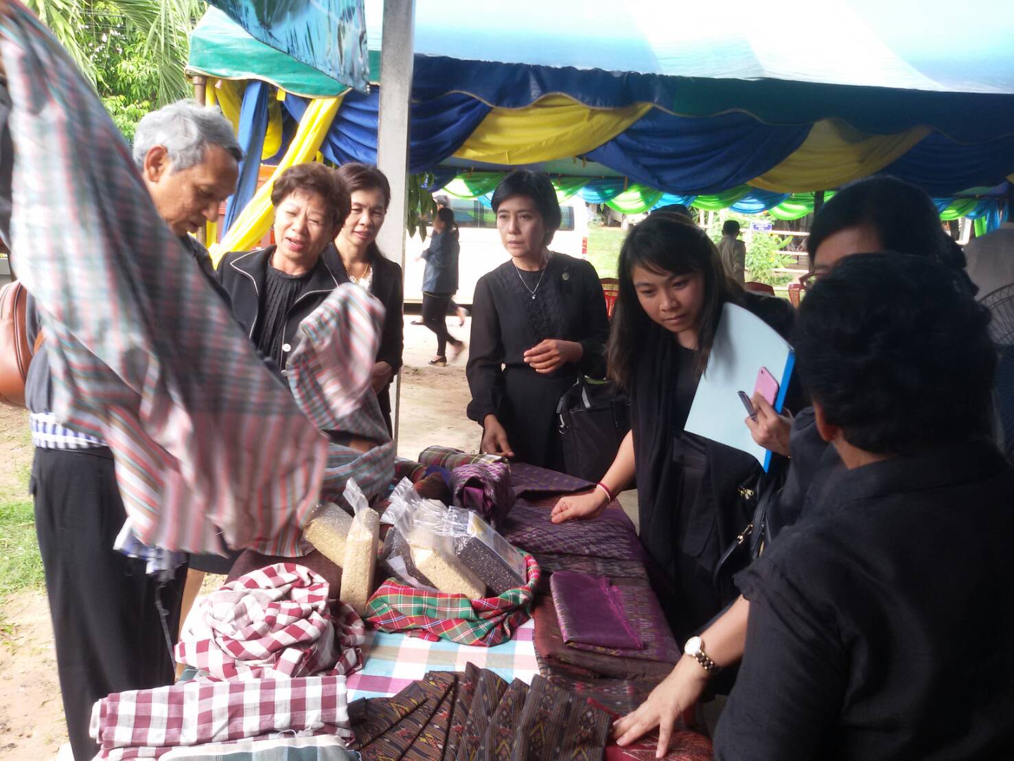 18 กรกฎาคม 2560   นางภัทรภร ฐิติยาภรณ์ ผู้ตรวจราชการสำนักนายกรัฐมนตรี  เขตตรวจราชการที่ 12 พร้อมคณะผู้ตรวจราชการกระทรวง  ลงพื้นที่ติดตามการดำเนินงานกองทุนหมู่บ้านแสงเจริญ หมู่ที่ 14  ตำบลวังแสง อำเภอแกดำ จังหวัดมหาสารคาม