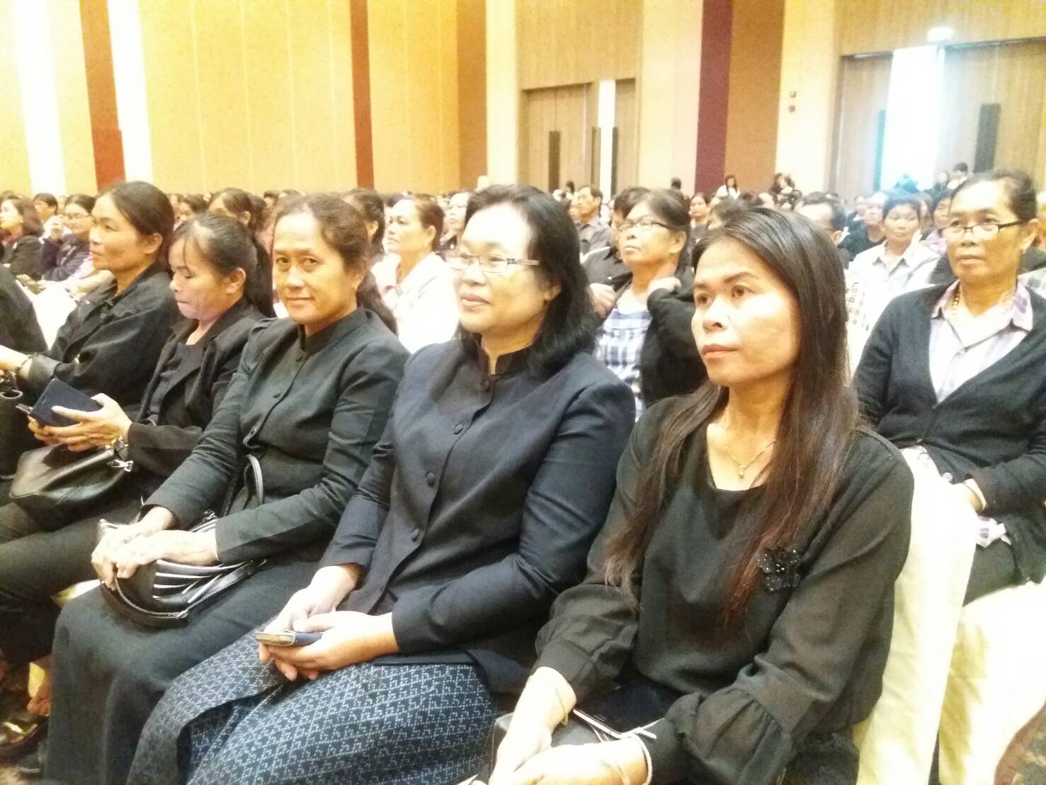 27 กรกฎาคม 2560 หัวหน้ากลุ่มงานส่งเสริมฯ พร้อมด้วยพัฒนาการอำเภอและเจ้าหน้าที่พัฒนาชุมชนร่วมงาน “เวทีแสดงผลงานและส่งมอบผลิตภัณฑ์ต้นแบบ ร้อยแก่นสารสินธุ์ โครงการพัฒนาคุณภาพผลิตภัณฑ์ กลุ่มปรับตัวสู่การพัฒนา (กลุ่ม D) กิจกรรมย่อยที่ 2  การพัฒนายกระดับผลิตภัณฑ์ ณ ห้องคอนเวนชัน โรงแรมอวานี ขอนแก่นโฮเทล จังหวัดขอนแก่น