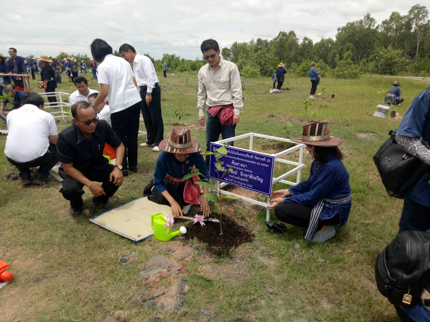 25 กรกฎาคม 2560  จังหวัดมหาสารคาม ร่วมกับองค์กรสตรีจังหวัดมหาสารคาม  จัดโครงการ “รวมพลังสตรี ทำความดีถวายในหลวง รัชกาลที่ 10” เนื่องในโอกาสวันเฉลิมพระชนมพรรษา  65 พรรษา 28 กรกฎาคม 2560