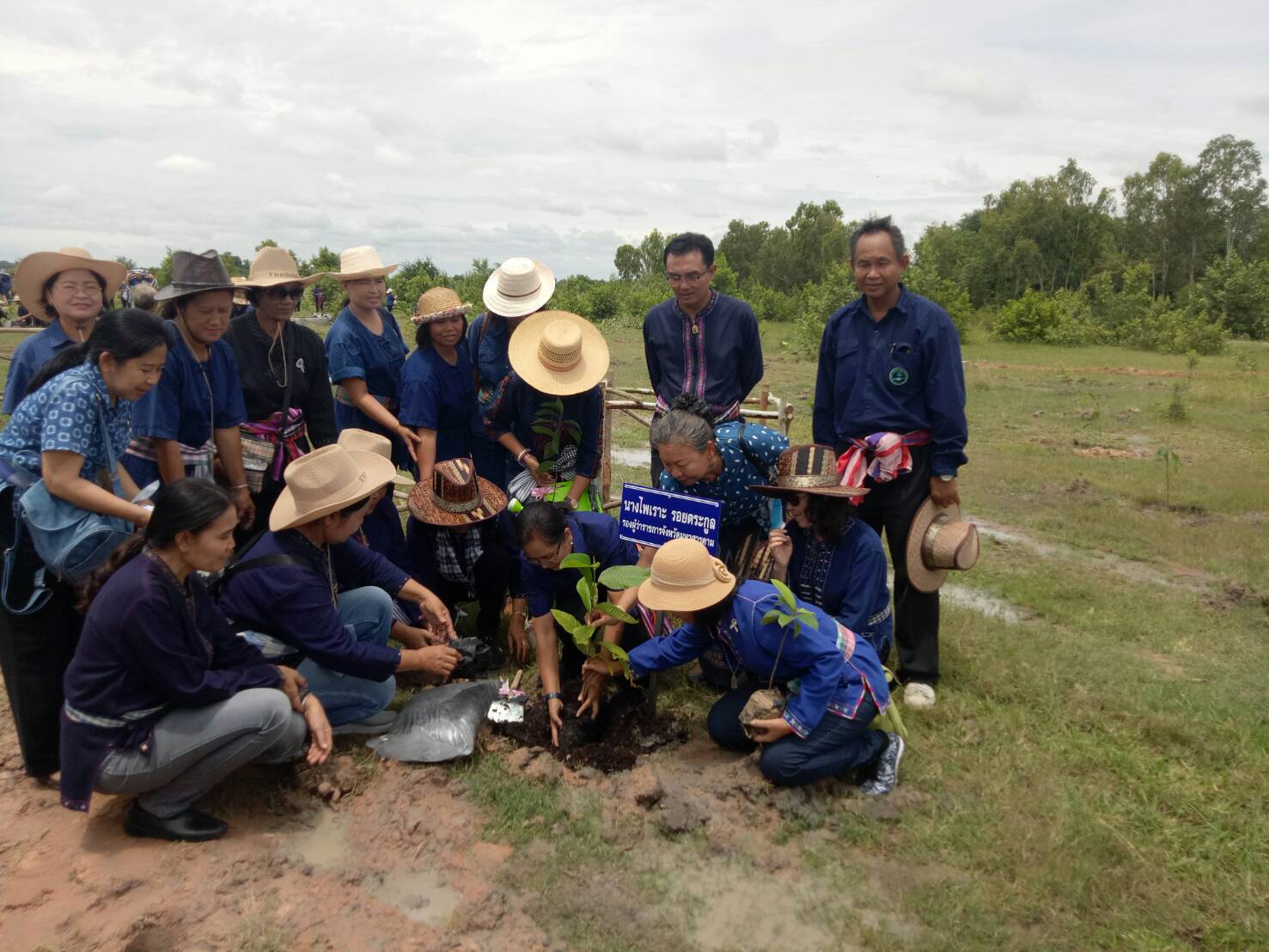 25 กรกฎาคม 2560  จังหวัดมหาสารคาม ร่วมกับองค์กรสตรีจังหวัดมหาสารคาม  จัดโครงการ “รวมพลังสตรี ทำความดีถวายในหลวง รัชกาลที่ 10” เนื่องในโอกาสวันเฉลิมพระชนมพรรษา  65 พรรษา 28 กรกฎาคม 2560