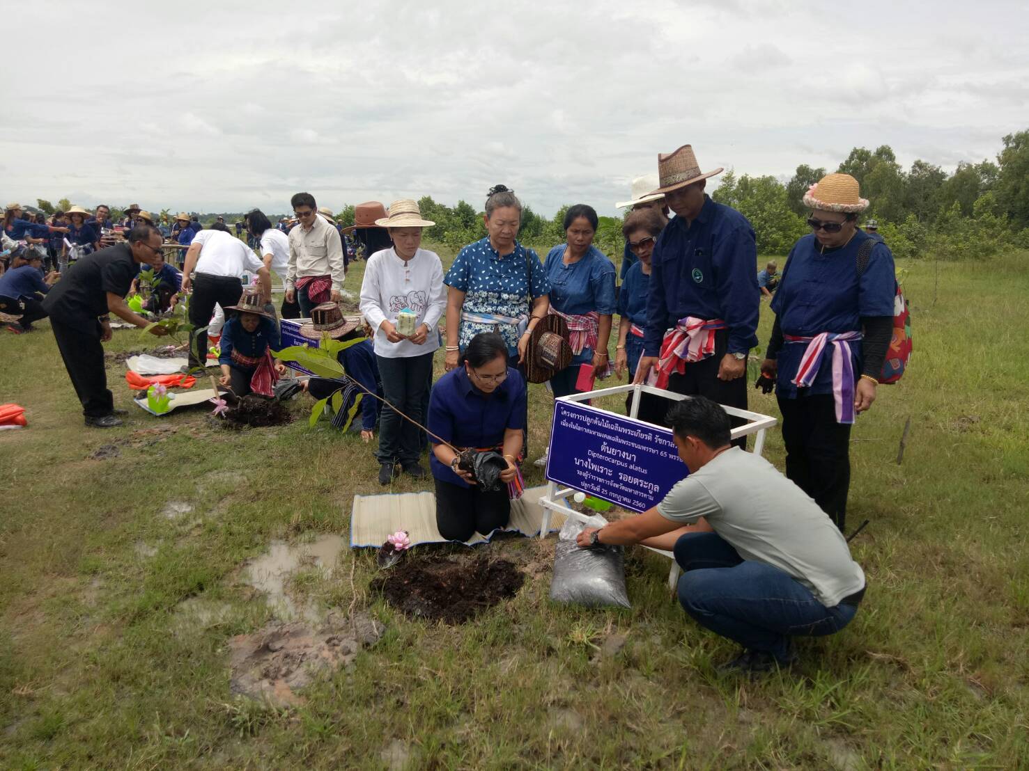 25 กรกฎาคม 2560  จังหวัดมหาสารคาม ร่วมกับองค์กรสตรีจังหวัดมหาสารคาม  จัดโครงการ “รวมพลังสตรี ทำความดีถวายในหลวง รัชกาลที่ 10” เนื่องในโอกาสวันเฉลิมพระชนมพรรษา  65 พรรษา 28 กรกฎาคม 2560