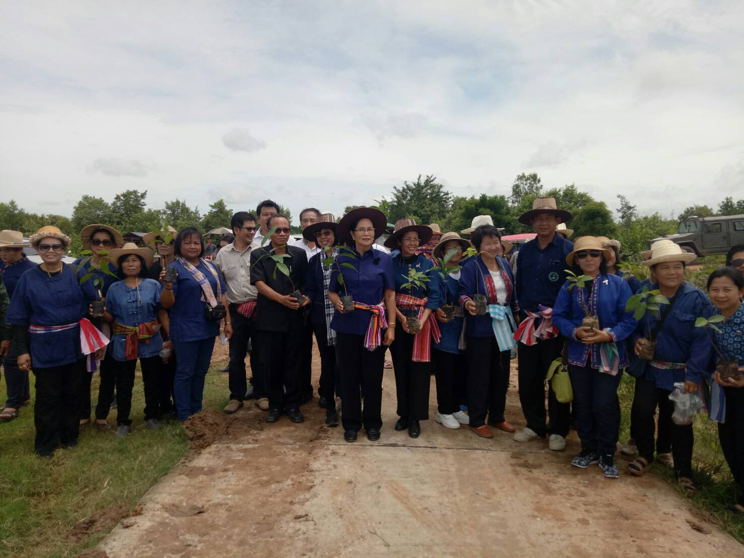 25 กรกฎาคม 2560  จังหวัดมหาสารคาม ร่วมกับองค์กรสตรีจังหวัดมหาสารคาม  จัดโครงการ “รวมพลังสตรี ทำความดีถวายในหลวง รัชกาลที่ 10” เนื่องในโอกาสวันเฉลิมพระชนมพรรษา  65 พรรษา 28 กรกฎาคม 2560