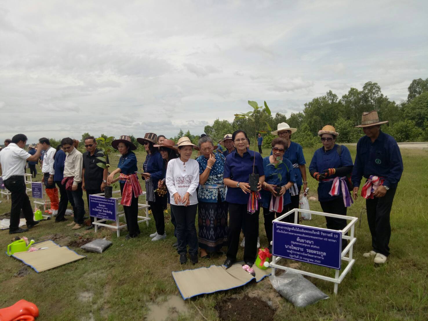 25 กรกฎาคม 2560  จังหวัดมหาสารคาม ร่วมกับองค์กรสตรีจังหวัดมหาสารคาม  จัดโครงการ “รวมพลังสตรี ทำความดีถวายในหลวง รัชกาลที่ 10” เนื่องในโอกาสวันเฉลิมพระชนมพรรษา  65 พรรษา 28 กรกฎาคม 2560
