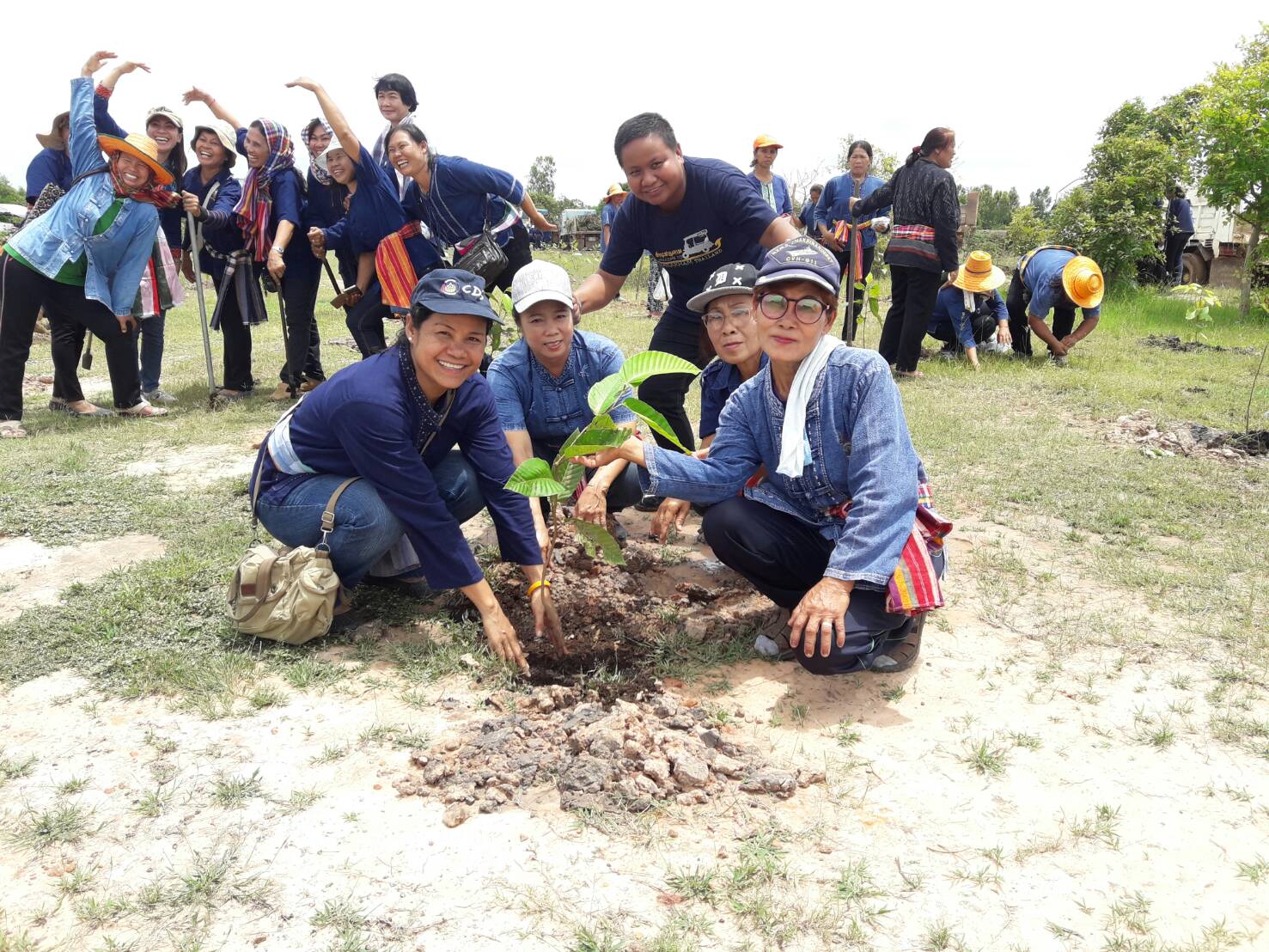 25 กรกฎาคม 2560  จังหวัดมหาสารคาม ร่วมกับองค์กรสตรีจังหวัดมหาสารคาม  จัดโครงการ “รวมพลังสตรี ทำความดีถวายในหลวง รัชกาลที่ 10” เนื่องในโอกาสวันเฉลิมพระชนมพรรษา  65 พรรษา 28 กรกฎาคม 2560