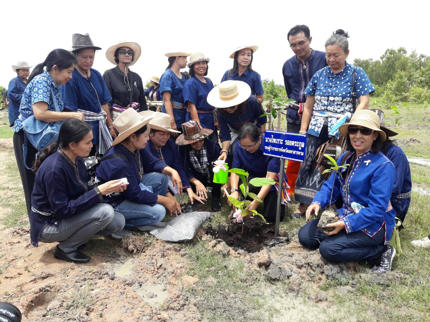 25 กรกฎาคม 2560  จังหวัดมหาสารคาม ร่วมกับองค์กรสตรีจังหวัดมหาสารคาม  จัดโครงการ “รวมพลังสตรี ทำความดีถวายในหลวง รัชกาลที่ 10” เนื่องในโอกาสวันเฉลิมพระชนมพรรษา  65 พรรษา 28 กรกฎาคม 2560
