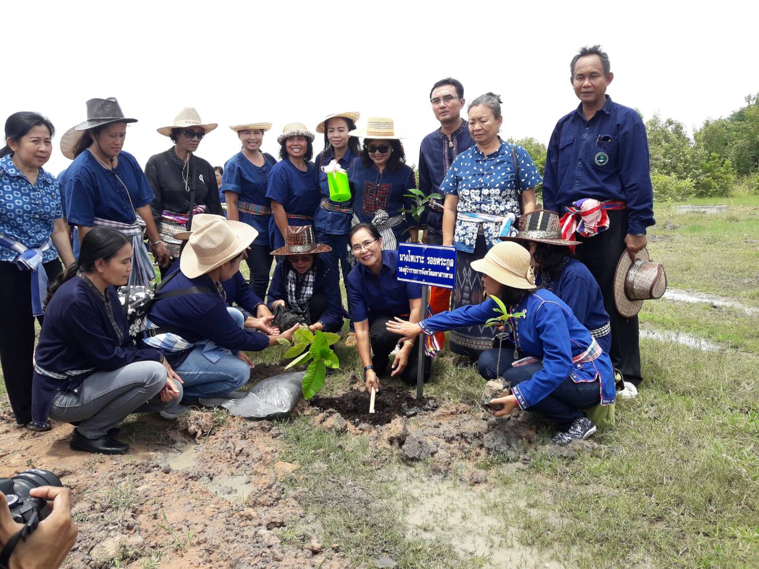 25 กรกฎาคม 2560  จังหวัดมหาสารคาม ร่วมกับองค์กรสตรีจังหวัดมหาสารคาม  จัดโครงการ “รวมพลังสตรี ทำความดีถวายในหลวง รัชกาลที่ 10” เนื่องในโอกาสวันเฉลิมพระชนมพรรษา  65 พรรษา 28 กรกฎาคม 2560
