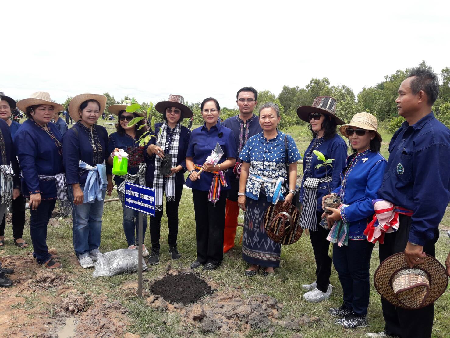 25 กรกฎาคม 2560  จังหวัดมหาสารคาม ร่วมกับองค์กรสตรีจังหวัดมหาสารคาม  จัดโครงการ “รวมพลังสตรี ทำความดีถวายในหลวง รัชกาลที่ 10” เนื่องในโอกาสวันเฉลิมพระชนมพรรษา  65 พรรษา 28 กรกฎาคม 2560