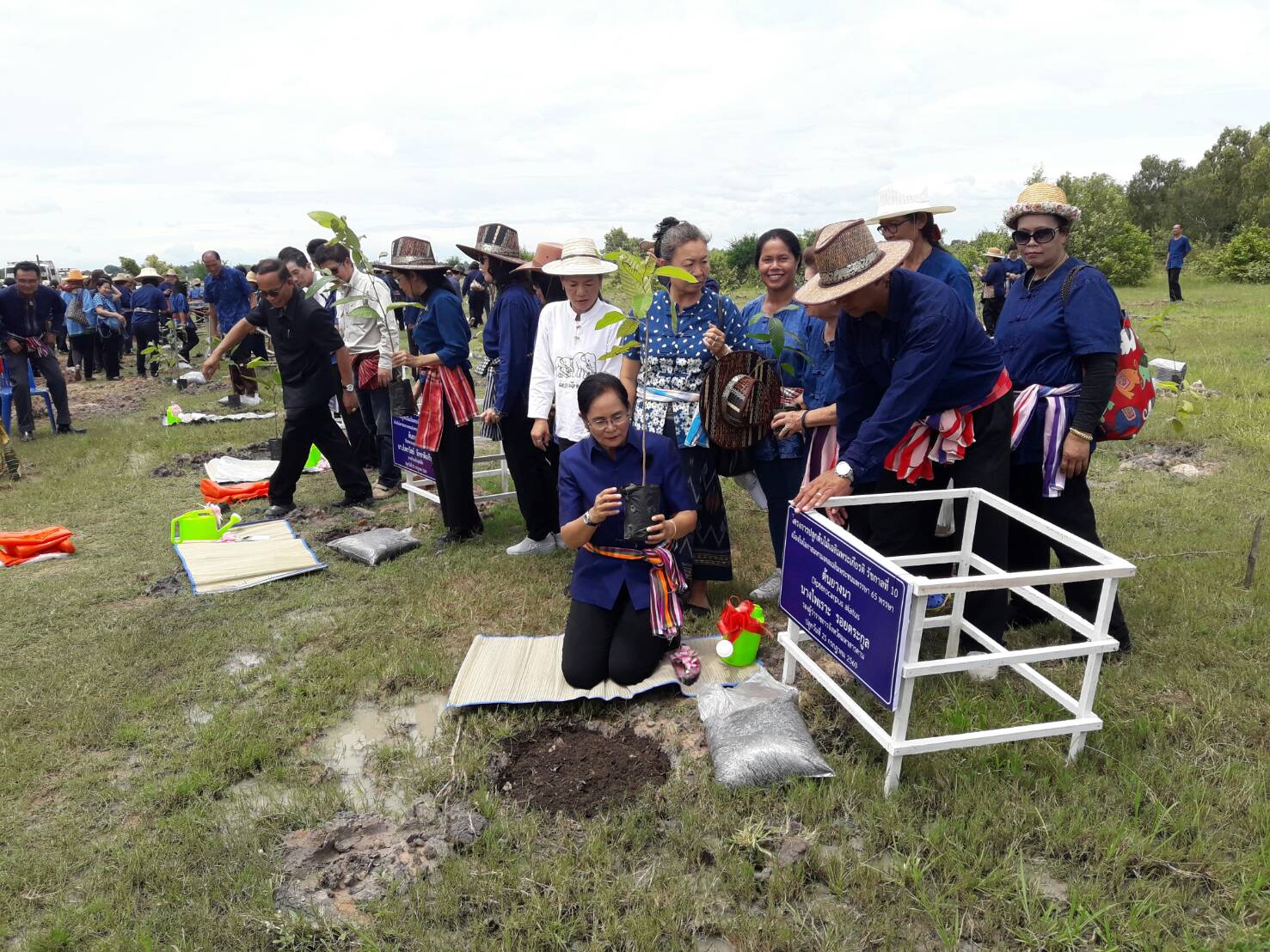 25 กรกฎาคม 2560  จังหวัดมหาสารคาม ร่วมกับองค์กรสตรีจังหวัดมหาสารคาม  จัดโครงการ “รวมพลังสตรี ทำความดีถวายในหลวง รัชกาลที่ 10” เนื่องในโอกาสวันเฉลิมพระชนมพรรษา  65 พรรษา 28 กรกฎาคม 2560